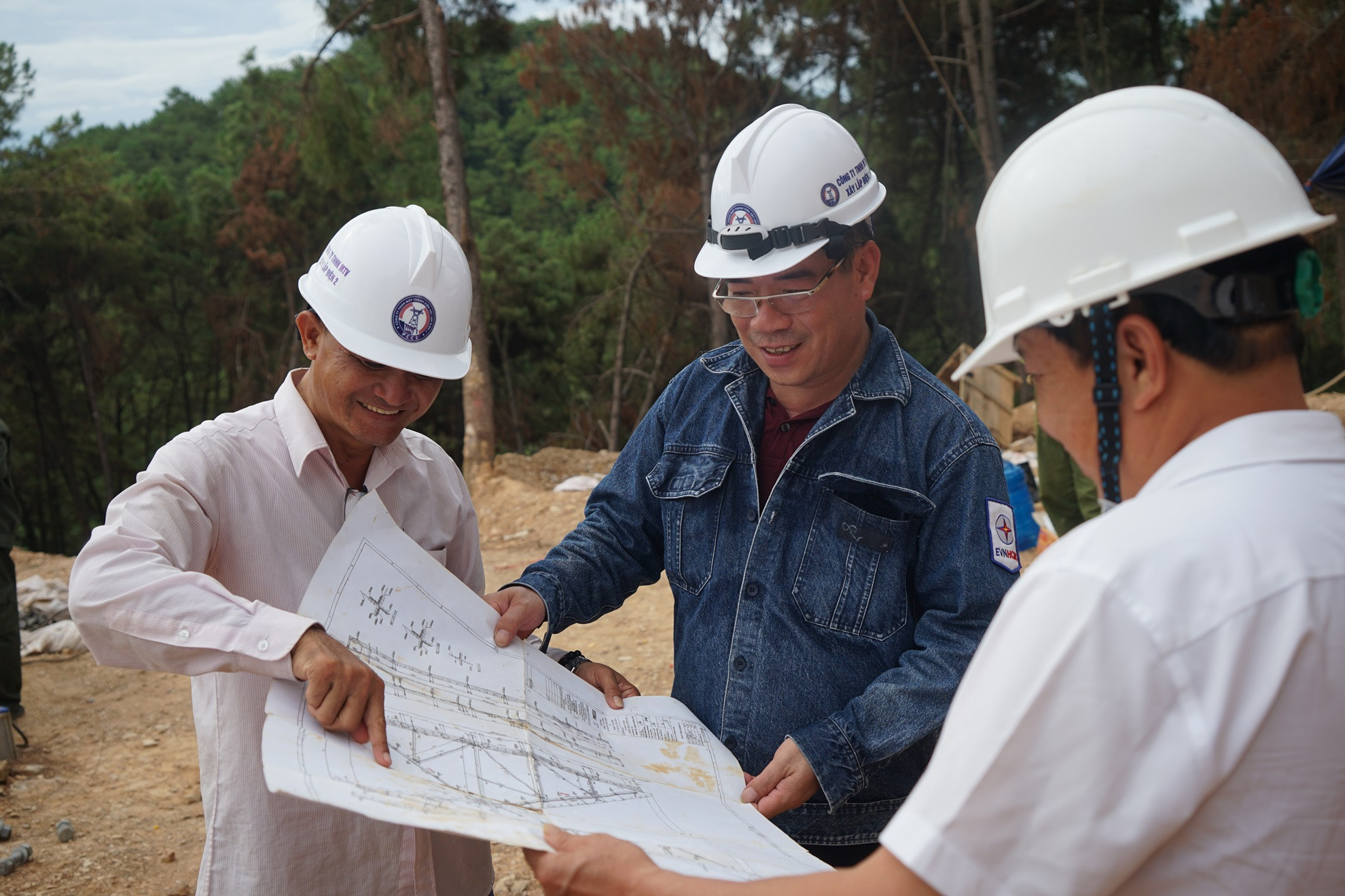 Anh Lê Văn Tám (giữa) cùng các cán bộ kỹ thuật "trực chiến" 24/7 tại công trường. (Ảnh: TRUNG HƯNG)