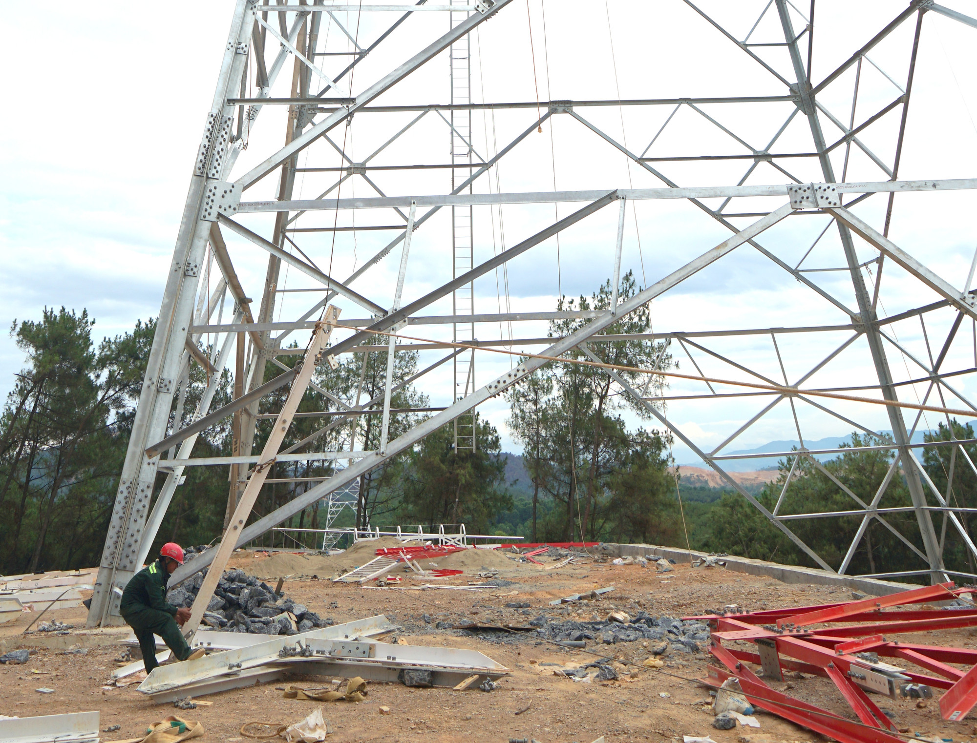 Các cột thép được chuyển tới công trường và đưa lên cao bởi hệ thống ròng rọc để lắp ráp, dựng cột. (Ảnh: TRUNG HƯNG)