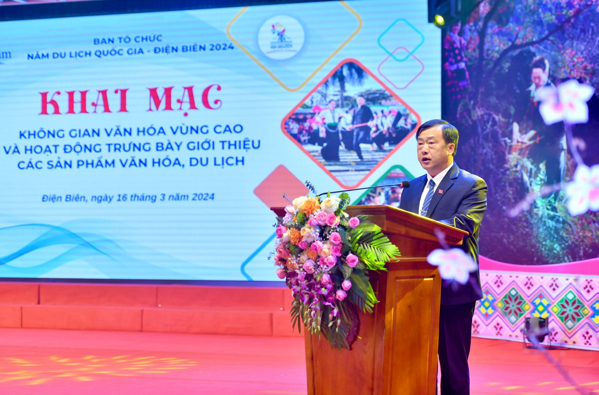 Đồng chí Vừ A Bằng, Phó Chủ tịch Ủy ban nhân dân tỉnh Điện Biên phát biểu khai mạc Không gian văn hóa vùng cao và hoạt động trưng bày, giới thiệu sản phẩm văn hóa, du lịch.