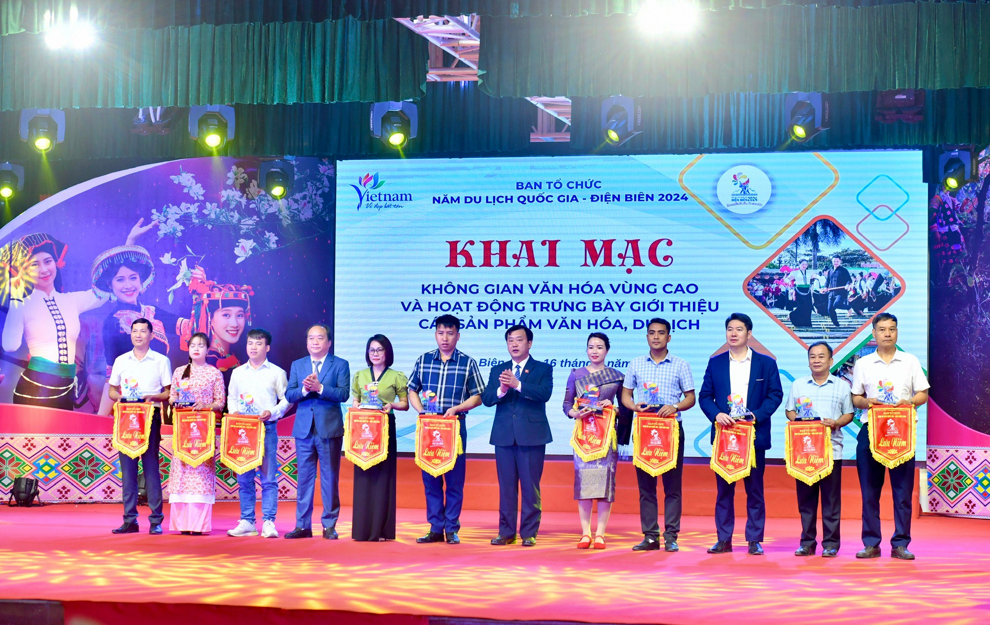 Ban tổ chức trao cờ lưu niệm tặng các đơn vị tham gia lễ hội.