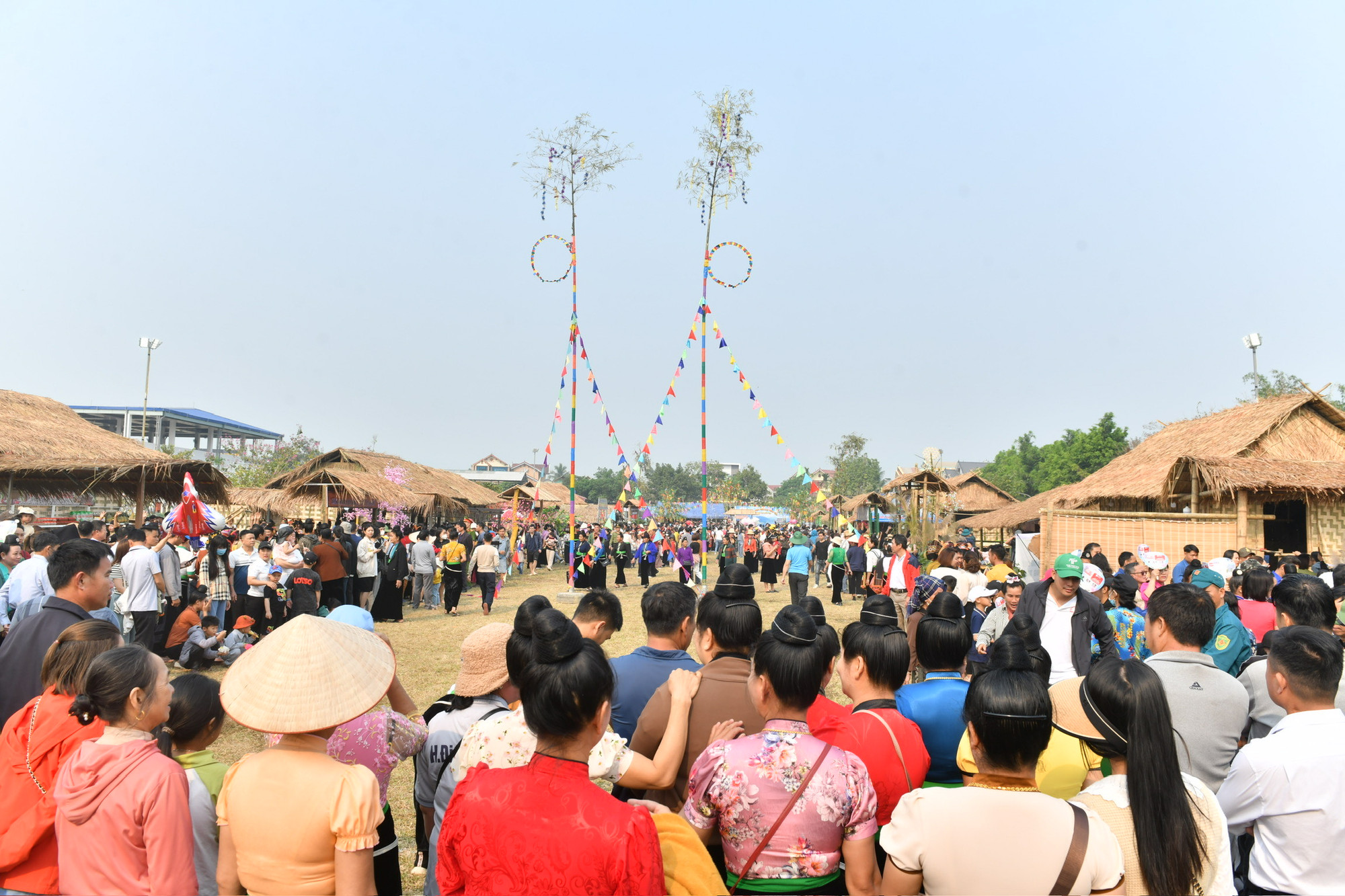 Hội thi ném còn thu hút nhiều du khách và nhân dân tham gia.