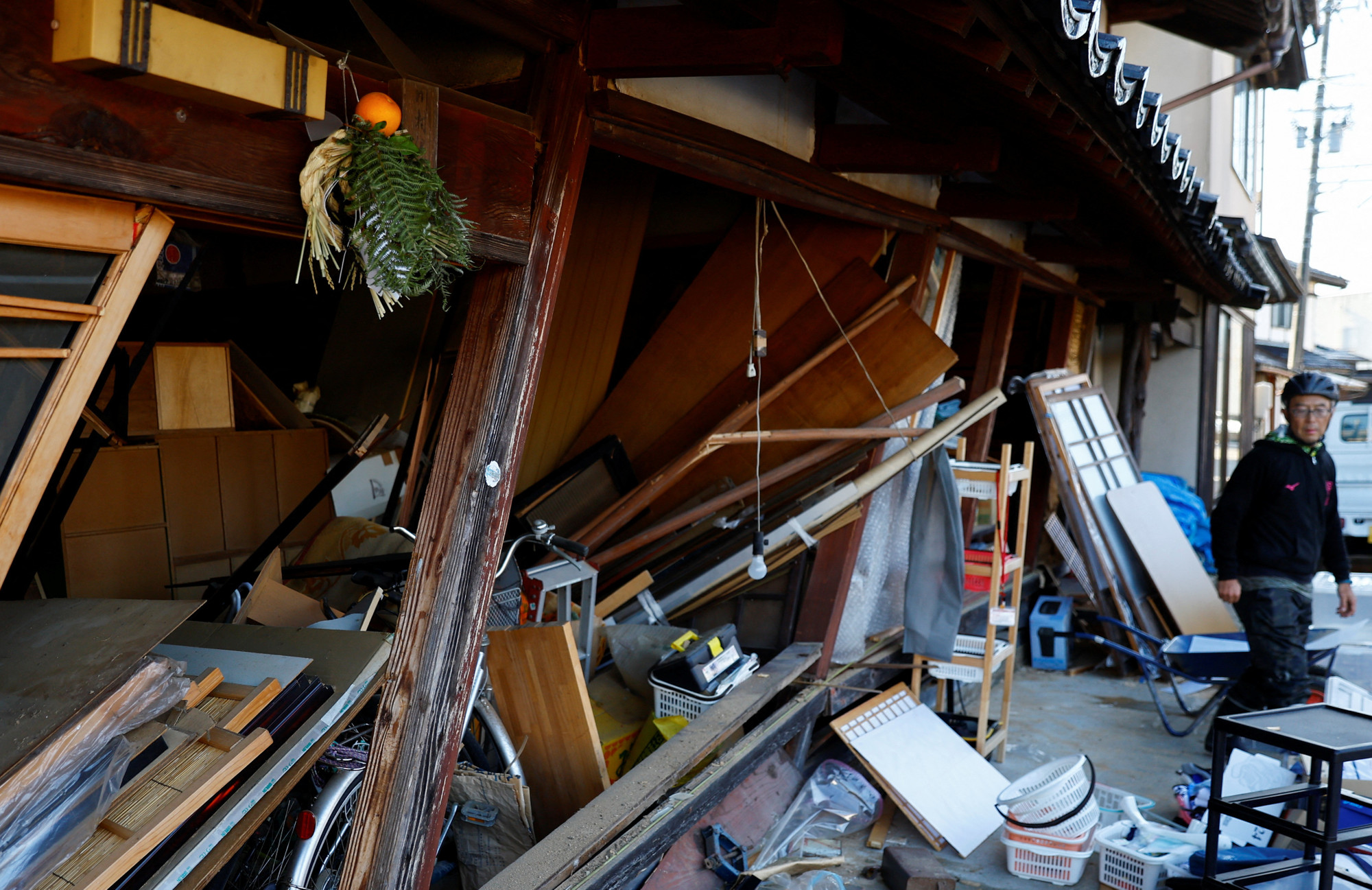 Một ngôi nhà bị sập sau trận động đất ở Nanao, tỉnh Ishikawa, Nhật Bản, ngày 2/1/2024. (Ảnh: Reuters)