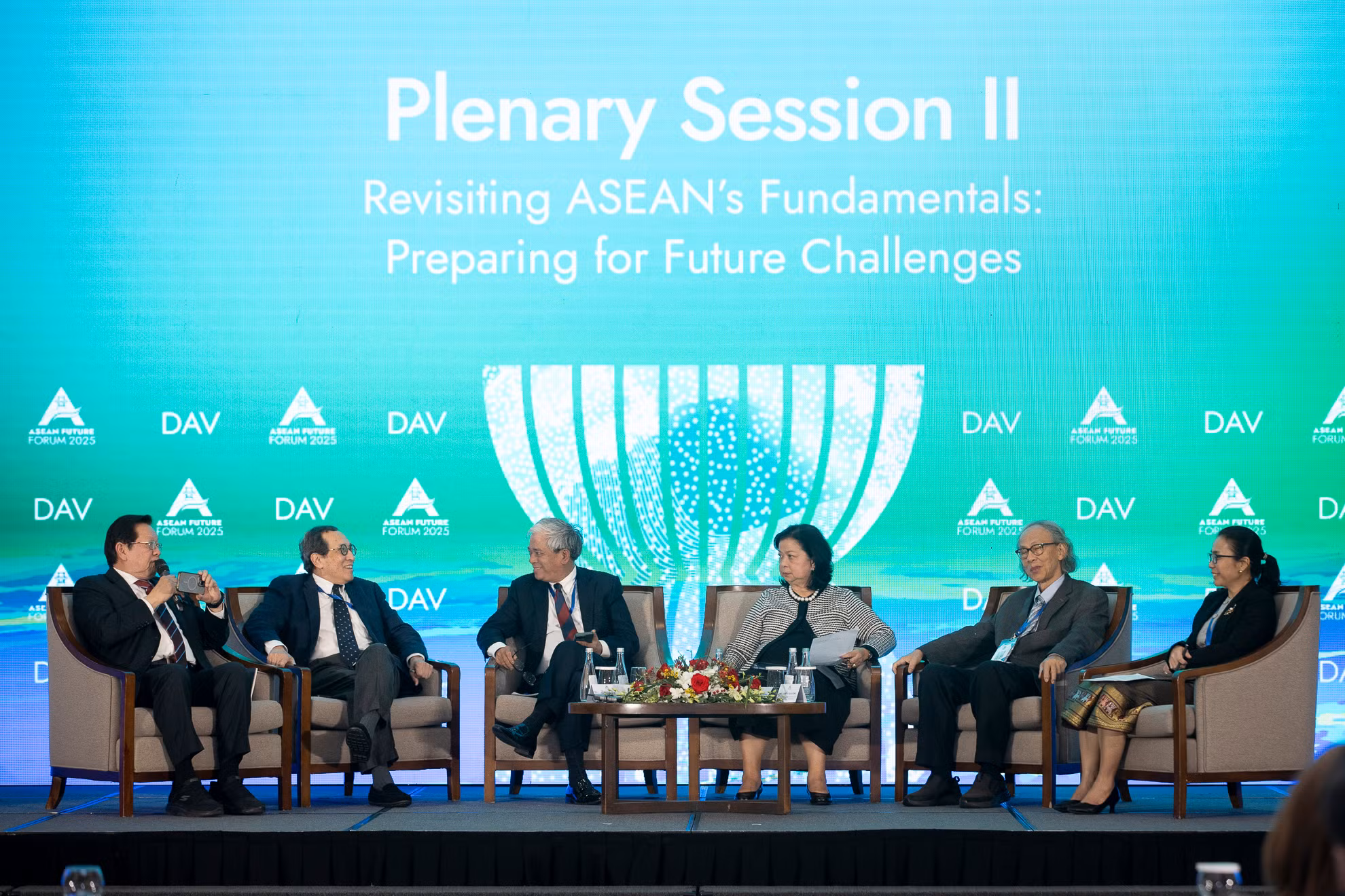 Các đại biểu tham dự Phiên toàn thể thứ 2, chiều 25/2.