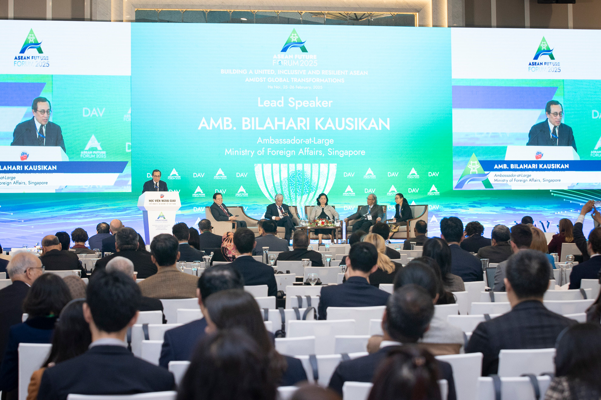 Đại sứ Bilahari Kausikan, Đại sứ lưu động, Bộ Ngoại giao Singapore phát biểu tại phiên thảo luận. Đại sứ Bilahari Kausikan, Đại sứ lưu động, Bộ Ngoại giao Singapore phát biểu tại phiên thảo luận.