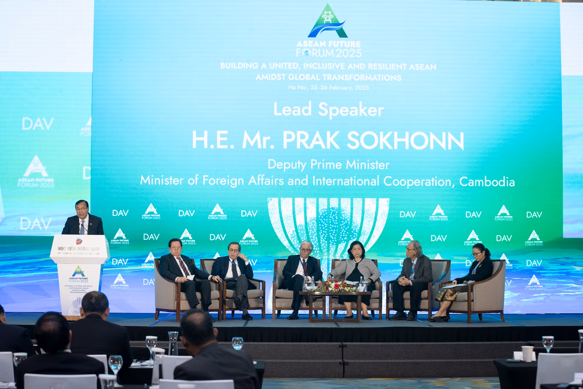 Phó Thủ tướng, Bộ trưởng Ngoại giao và Hợp tác quốc tế Campuchia Prak Sokhonn phát biểu.