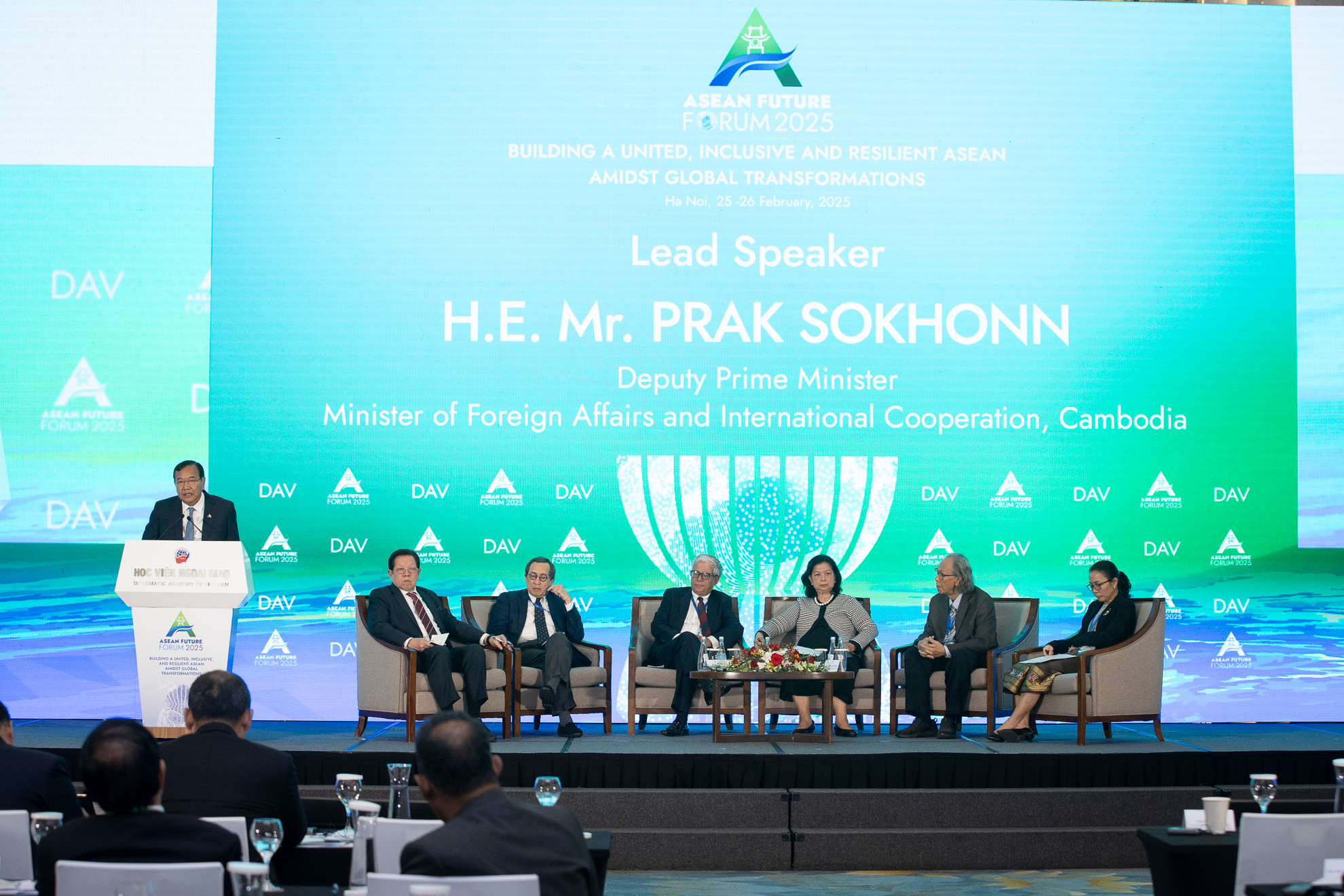 Phó Thủ tướng, Bộ trưởng Ngoại giao và Hợp tác quốc tế Campuchia Prak Sokhonn phát biểu. Phó Thủ tướng, Bộ trưởng Ngoại giao và Hợp tác quốc tế Campuchia Prak Sokhonn phát biểu.