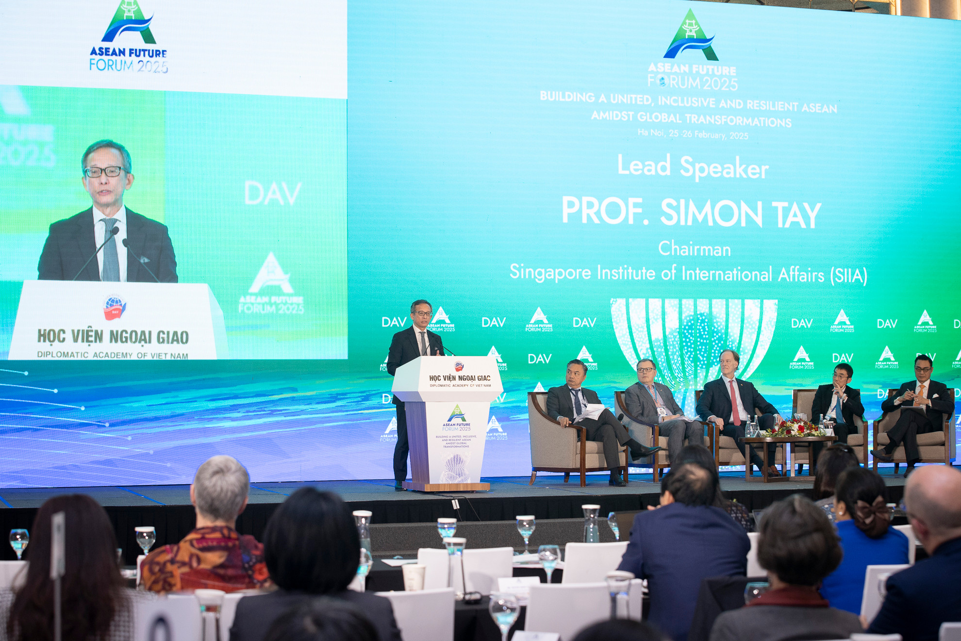 GS Simon Tay, Chủ tịch Viện Nghiên cứu quốc tế Singapore phát biểu. GS Simon Tay, Chủ tịch Viện Nghiên cứu quốc tế Singapore phát biểu.