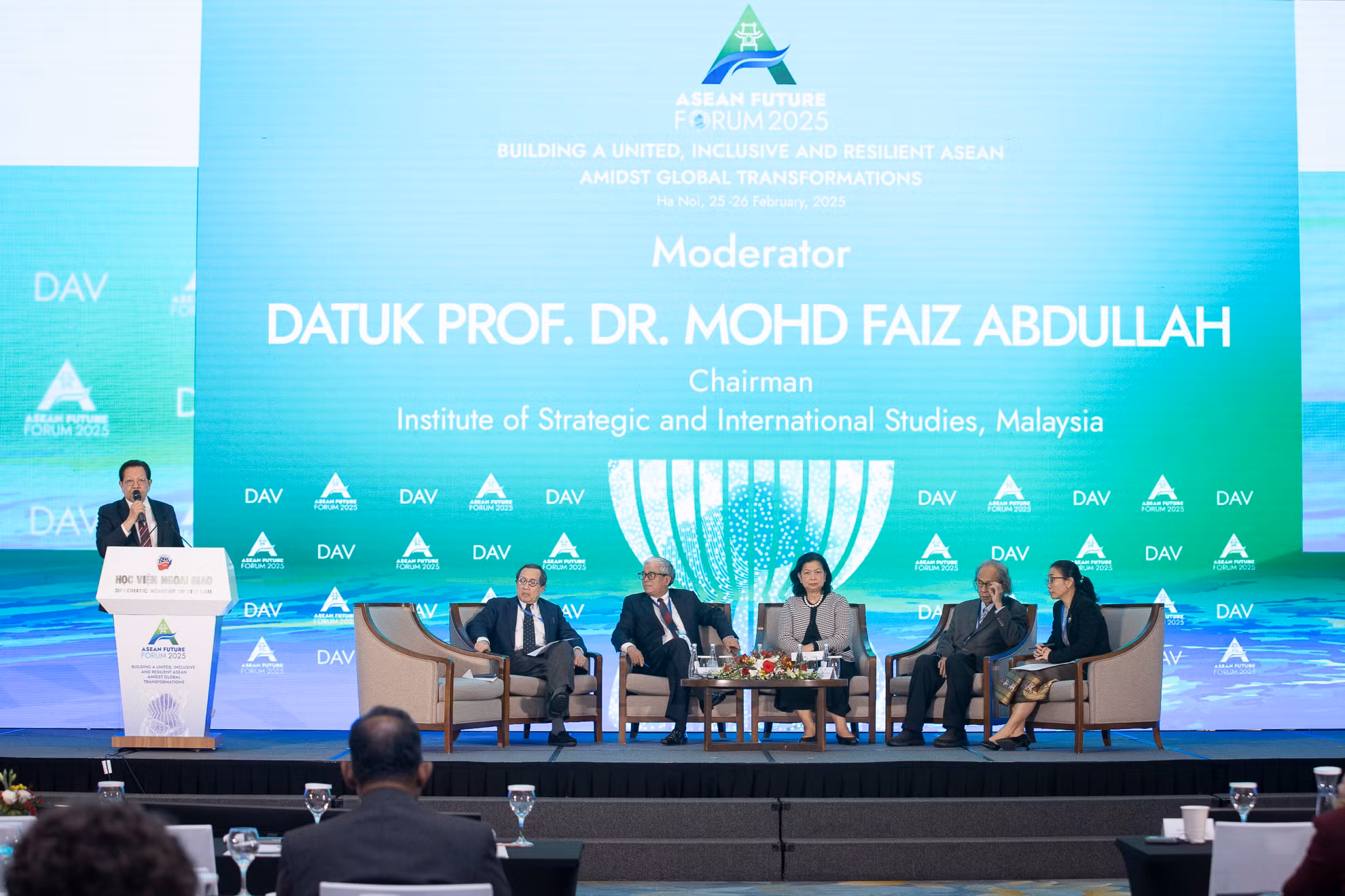 Phiên họp cũng rà soát, đánh giá những nguyên tắc nền tảng của ASEAN trong bối cảnh địa chính trị mới, trong đó nhấn mạnh Tầm nhìn ASEAN về Ấn Độ Dương-Thái Bình Dương, cũng như nhận thức về cả cơ hội và thách thức của những biến động địa chính trị trong khu vực.