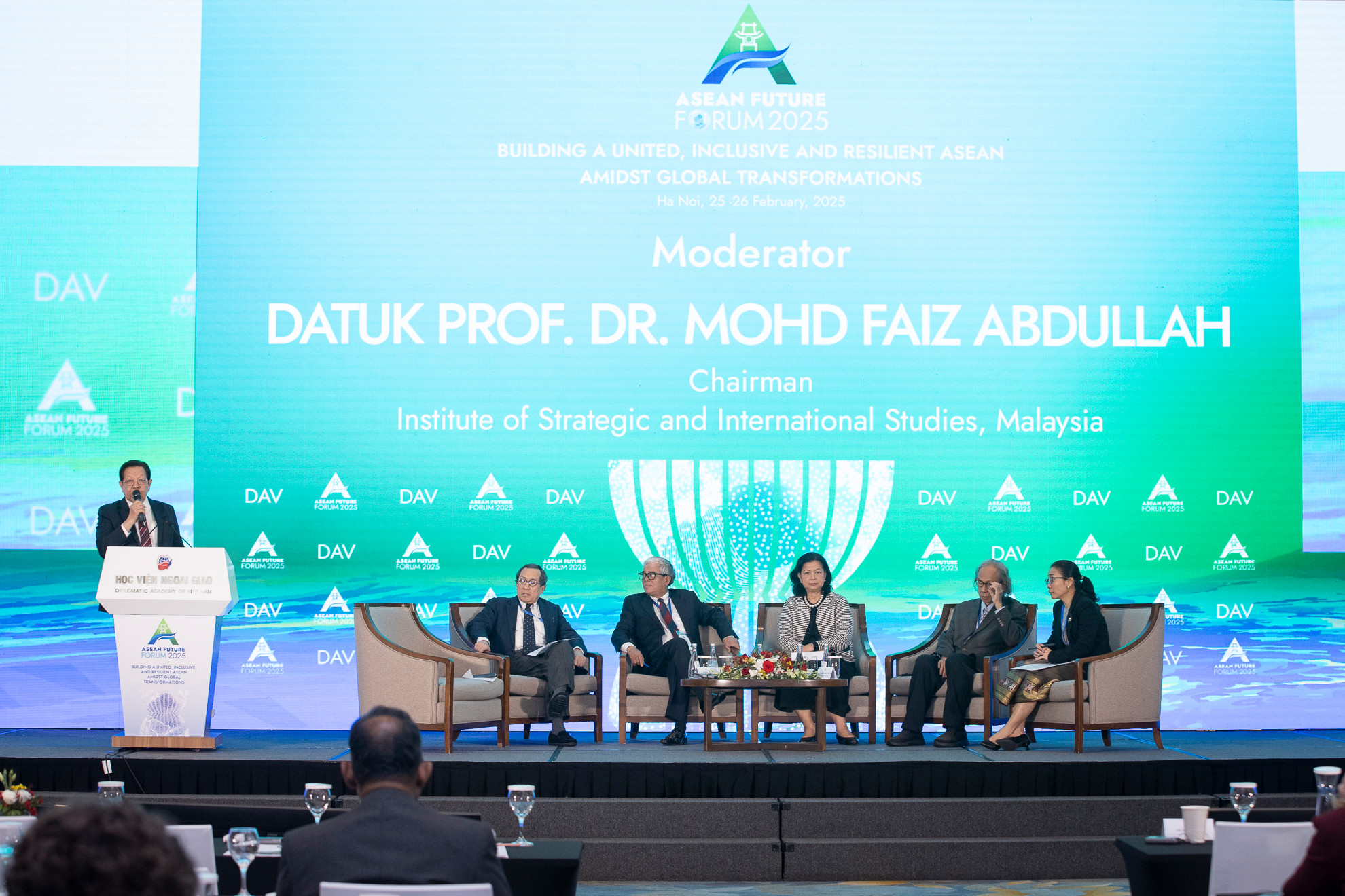 Phiên họp cũng rà soát, đánh giá những nguyên tắc nền tảng của ASEAN trong bối cảnh địa chính trị mới, trong đó nhấn mạnh Tầm nhìn ASEAN về Ấn Độ Dương-Thái Bình Dương, cũng như nhận thức về cả cơ hội và thách thức của những biến động địa chính trị trong khu vực. Phiên họp cũng rà soát, đánh giá những nguyên tắc nền tảng của ASEAN trong bối cảnh địa chính trị mới, trong đó nhấn mạnh Tầm nhìn ASEAN về Ấn Độ Dương-Thái Bình Dương, cũng như nhận thức về cả cơ hội và thách thức của những biến động địa chính trị trong khu vực.