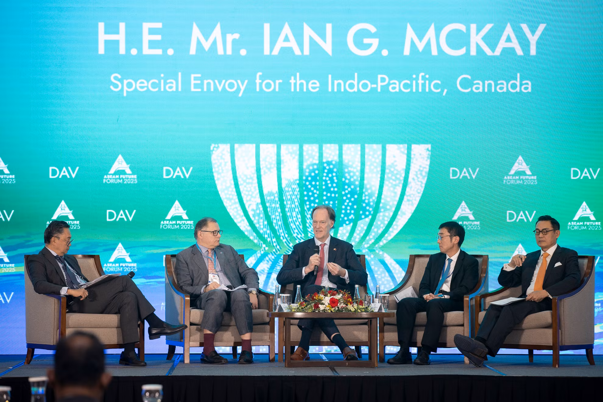 Các chuyên gia, học giả chia sẻ quan điểm và phân tích những xu hướng chủ đạo được dự kiến sẽ định hình thập kỷ tới.