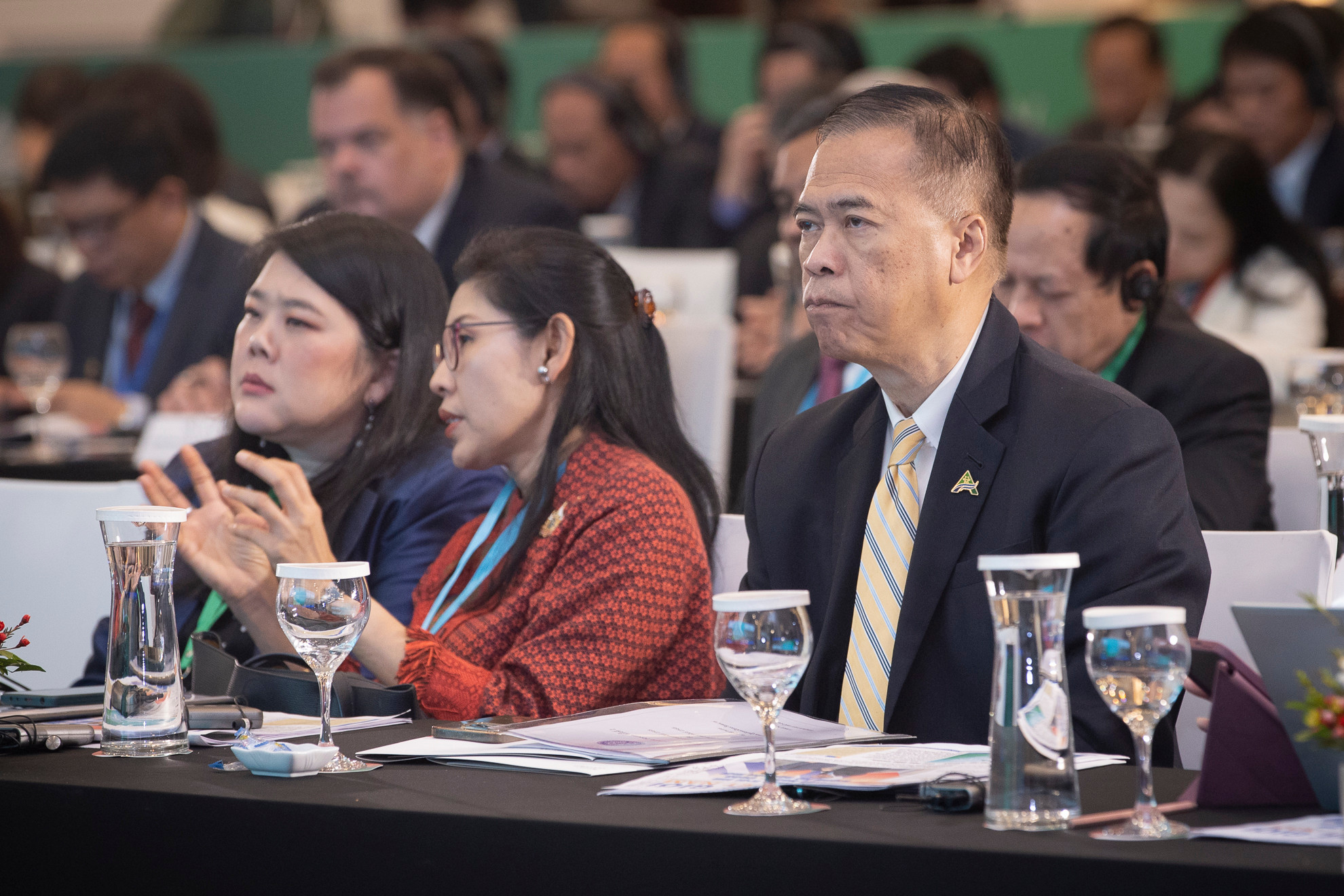 Bên cạnh đó là thảo luận về những thay đổi trong cục diện địa-chính trị, sự dịch chuyển quyền lực, những hệ lụy lâu dài của biến đổi khí hậu đối với việc di cư và an ninh lương thực, cũng như những thách thức kinh tế-xã hội do dân số già hóa nhanh chóng. Bên cạnh đó là thảo luận về những thay đổi trong cục diện địa-chính trị, sự dịch chuyển quyền lực, những hệ lụy lâu dài của biến đổi khí hậu đối với việc di cư và an ninh lương thực, cũng như những thách thức kinh tế-xã hội do dân số già hóa nhanh chóng.