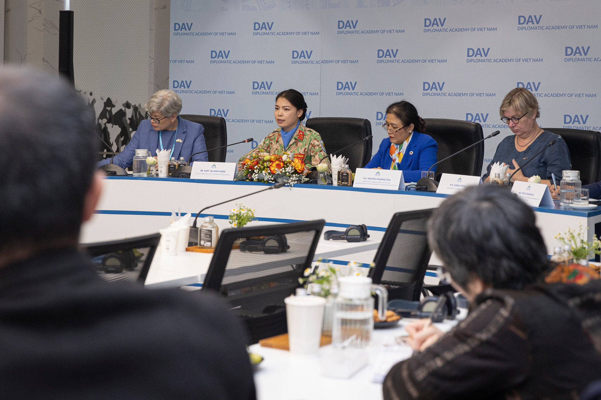 Sáng nay, các sự kiện mở màn cho AFF 2025 đã diễn ra, bao gồm Triển lãm ảnh “Hành trình 30 năm Việt Nam tham gia ASEAN” và các tọa đàm chuyên đề song song về “Phụ nữ, Hòa bình và An ninh: Chuyển đổi số vì hòa bình bền vững”, “Thúc đẩy nông nghiệp thông minh vì an ninh lương thực khu vực”, nhằm thảo luận về những vấn đề quan trọng đối với khu vực.