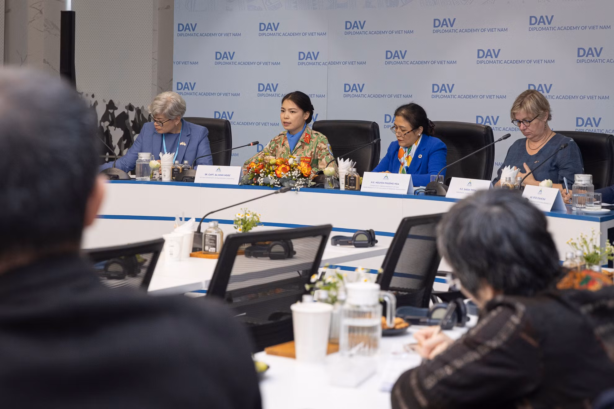 Sáng nay, các sự kiện mở màn cho AFF 2025 đã diễn ra, bao gồm Triển lãm ảnh “Hành trình 30 năm Việt Nam tham gia ASEAN” và các tọa đàm chuyên đề song song về “Phụ nữ, Hòa bình và An ninh: Chuyển đổi số vì hòa bình bền vững”, “Thúc đẩy nông nghiệp thông minh vì an ninh lương thực khu vực”, nhằm thảo luận về những vấn đề quan trọng đối với khu vực.