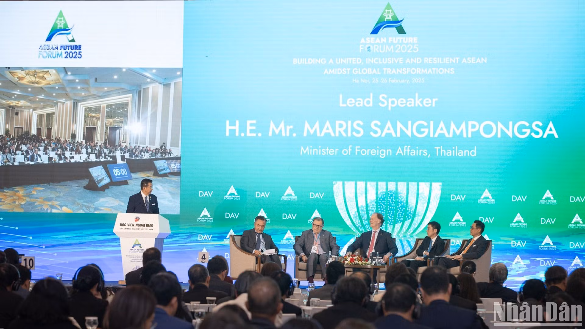 Các đại biểu tham dự Phiên toàn thể thứ nhất với chủ đề “Các xu hướng lớn tác động tới ASEAN và thế giới đến năm 2035”.