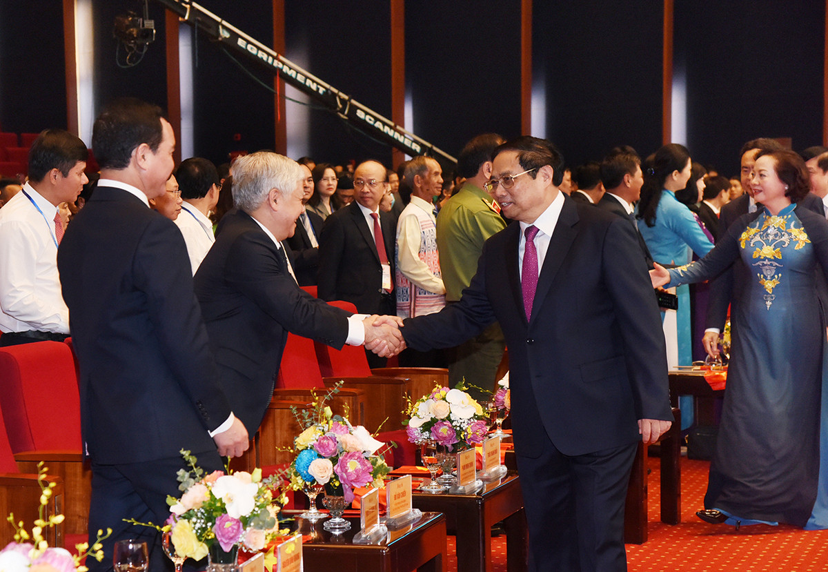 Thủ tướng Phạm Minh Chính với các đại biểu dự Hội nghị biểu dương, tôn vinh điển hình tiên tiến toàn quốc.