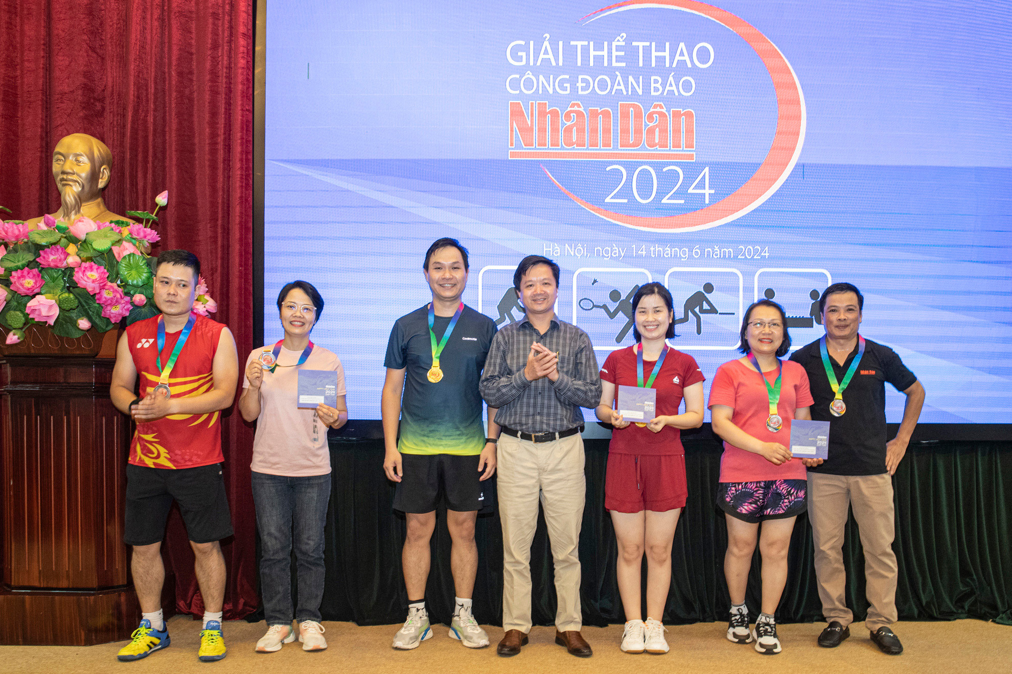 Phó Chủ tịch Công đoàn Báo Nhân Dân Tạ Quang Dũng trao giải tặng các đoàn viên đạt thành tích tại nội dung đôi nam nữ môn cầu lông. Phó Chủ tịch Công đoàn Báo Nhân Dân Tạ Quang Dũng trao giải tặng các đoàn viên đạt thành tích tại nội dung đôi nam nữ môn cầu lông.