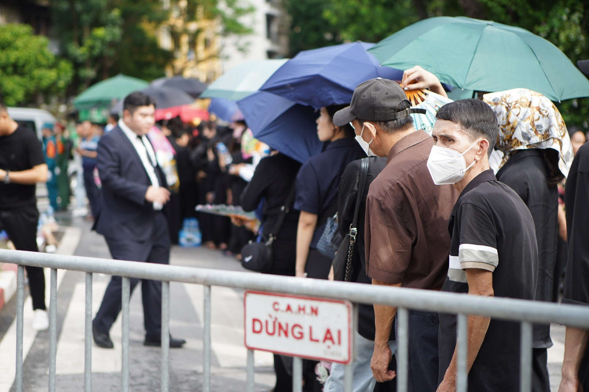 [Ảnh] Đông đảo người dân xếp hàng chờ vào viếng Tổng Bí thư Nguyễn Phú Trọng ảnh 11