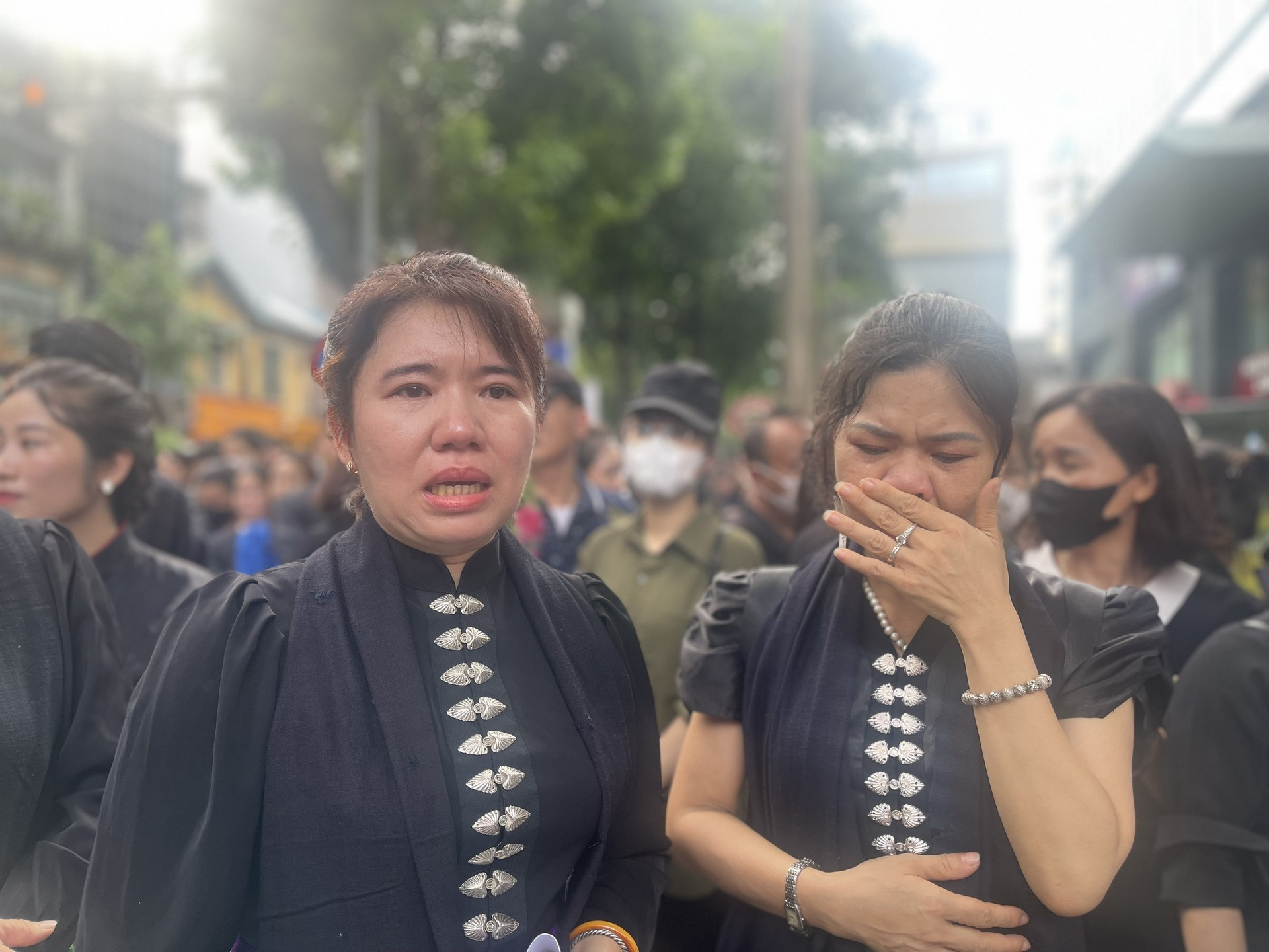 Chị Cầm Cẩm Thơ (trái) nghẹn ngào khi nhắc đến Tổng Bí thư.