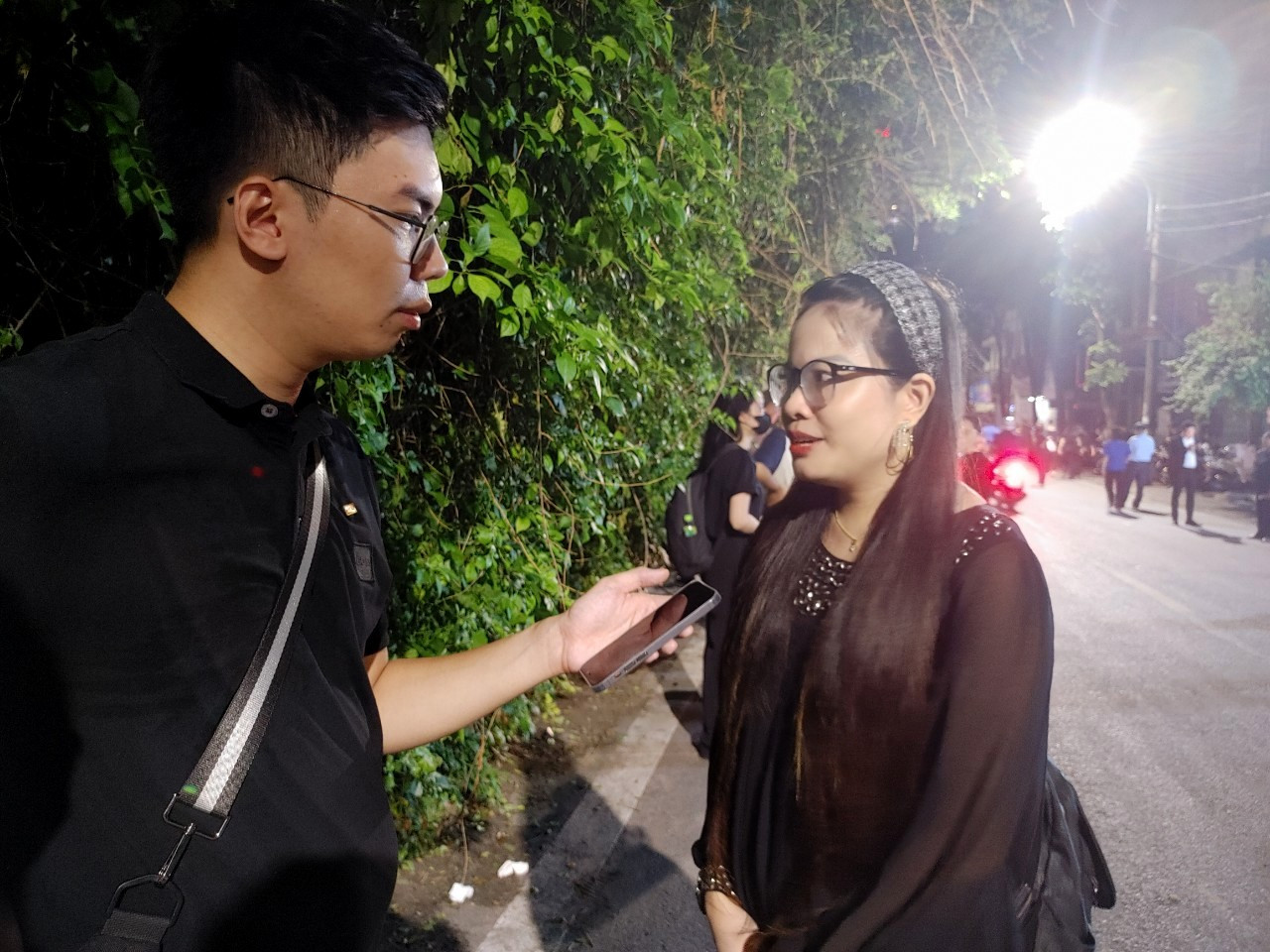 Chị Trần Thị Mai Hồng chia sẻ với phóng viên Báo Nhân Dân sau khi vào viếng Tổng Bí thư. Chị Trần Thị Mai Hồng chia sẻ với phóng viên Báo Nhân Dân sau khi vào viếng Tổng Bí thư.