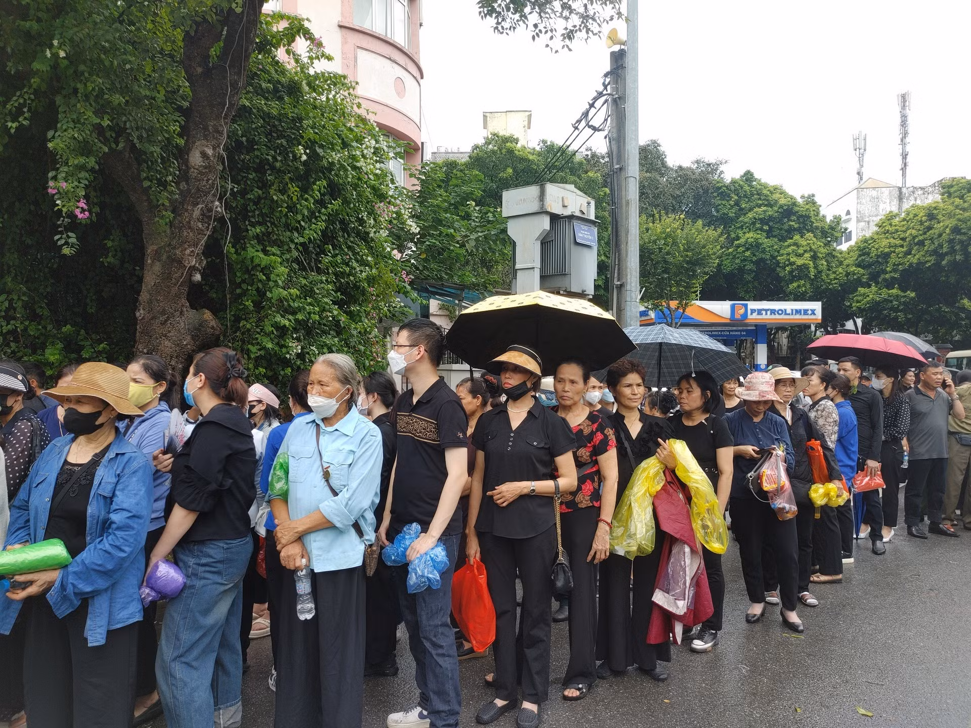 [Ảnh] Đông đảo người dân xếp hàng chờ vào viếng Tổng Bí thư Nguyễn Phú Trọng ảnh 1