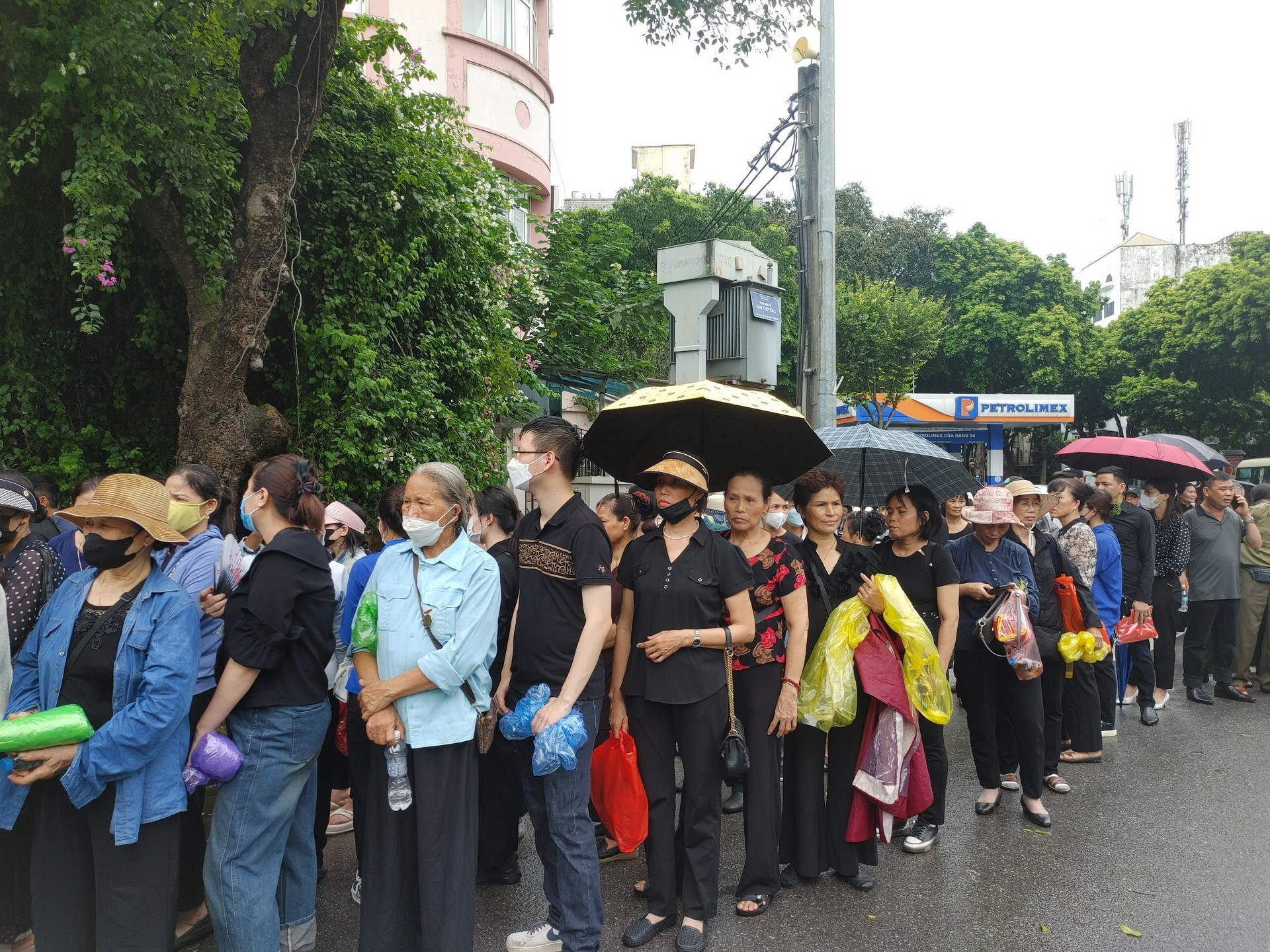 [Ảnh] Đông đảo người dân xếp hàng chờ vào viếng Tổng Bí thư Nguyễn Phú Trọng ảnh 1