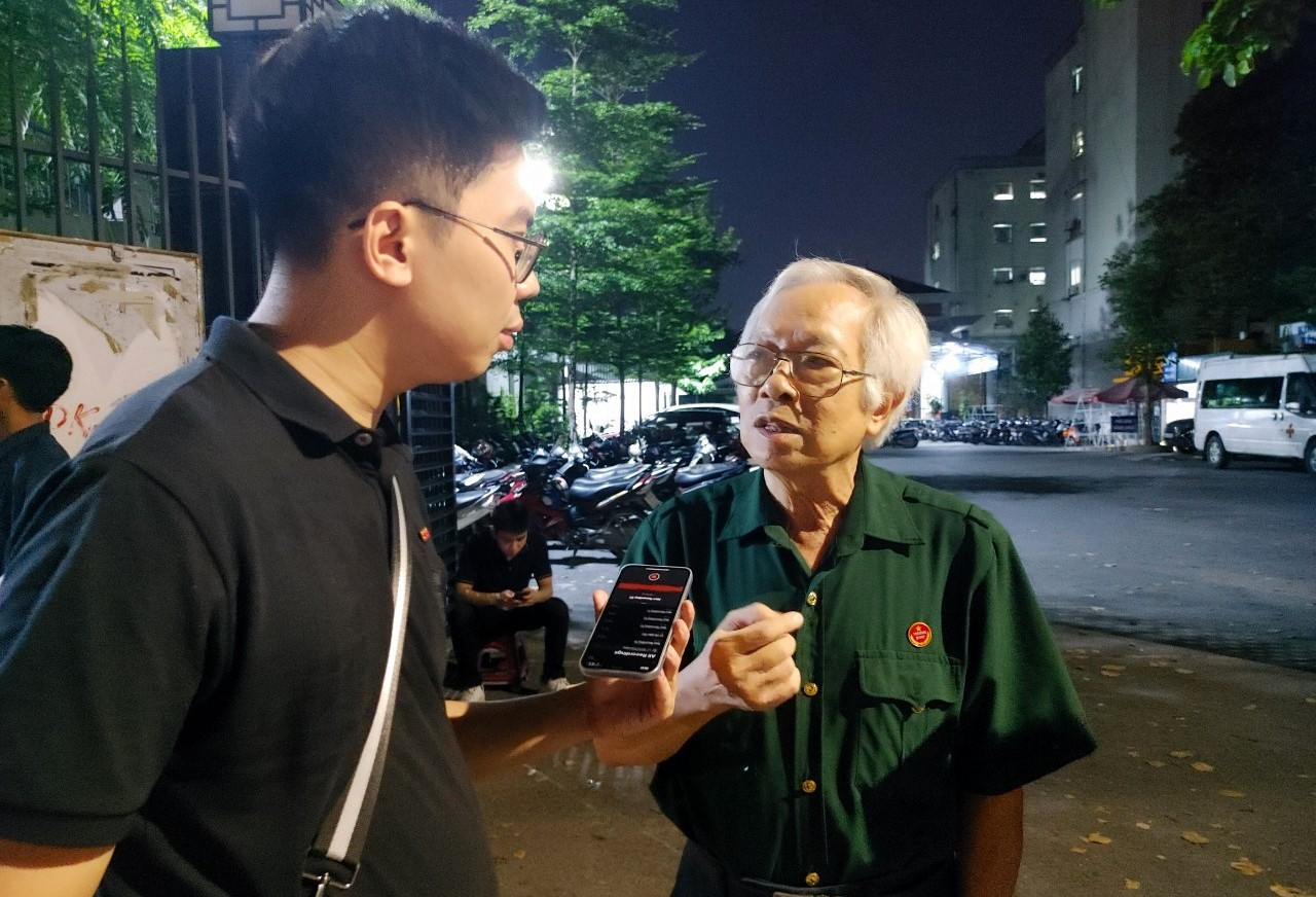 Họa sĩ-cựu chiến binh Phạm Ngọc Khôi chia sẻ với phóng viên Báo Nhân Dân về những kỷ niệm với Tổng Bí thư Nguyễn Phú Trọng - người bạn học thời phổ thông của ông. Họa sĩ-cựu chiến binh Phạm Ngọc Khôi chia sẻ với phóng viên Báo Nhân Dân về những kỷ niệm với Tổng Bí thư Nguyễn Phú Trọng - người bạn học thời phổ thông của ông.