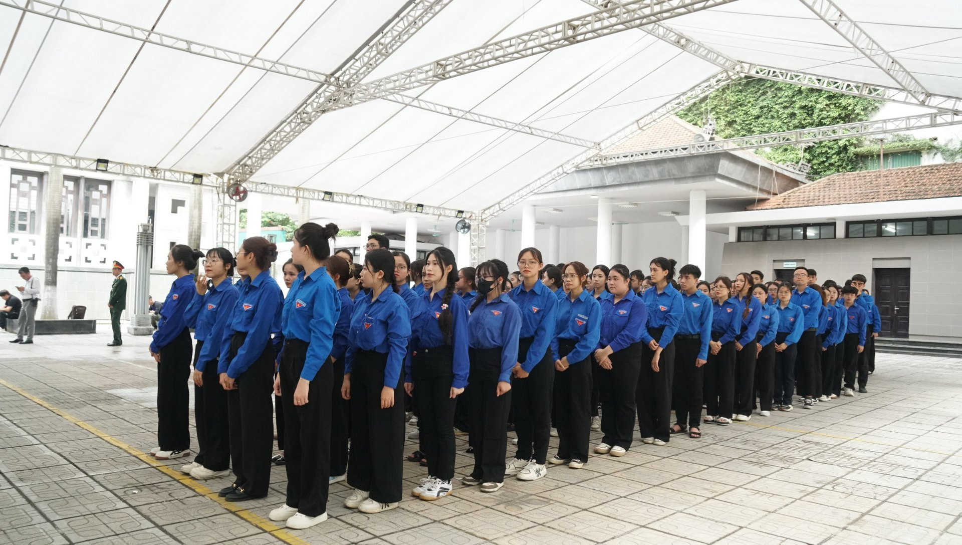 Phương Linh và các thành viên CLB Tình nguyện viên Thủ đô đã có mặt tại nhà tang lễ từ sáng sớm.