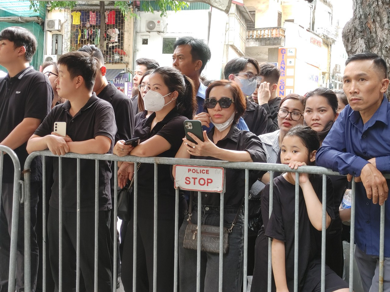 [Ảnh] Đông đảo người dân xếp hàng chờ vào viếng Tổng Bí thư Nguyễn Phú Trọng ảnh 7