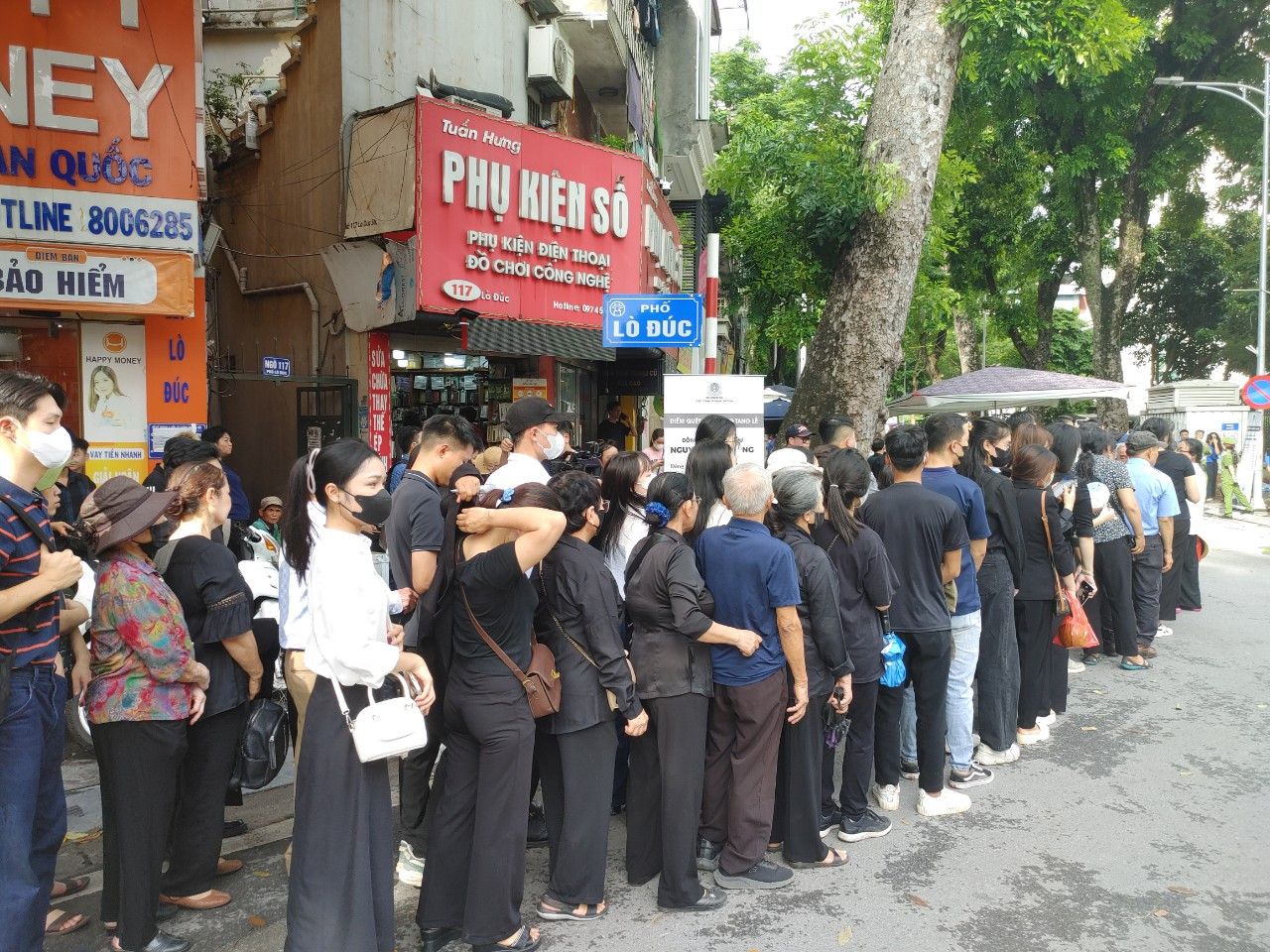 [Ảnh] Đông đảo người dân xếp hàng chờ vào viếng Tổng Bí thư Nguyễn Phú Trọng ảnh 8