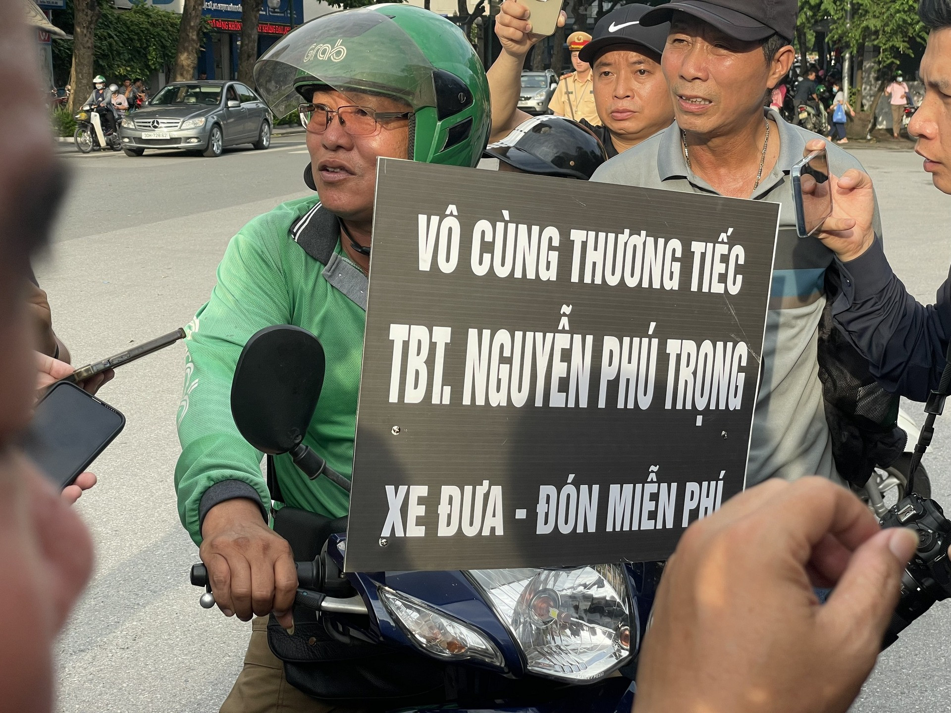 Tài xế xe ôm công nghệ Trịnh Nghĩa Dũng (Gia Lâm, Hà Nội) sẵn sàng đưa đón miễn phí người dân đến viếng Tổng Bí thư Nguyễn Phú Trọng.