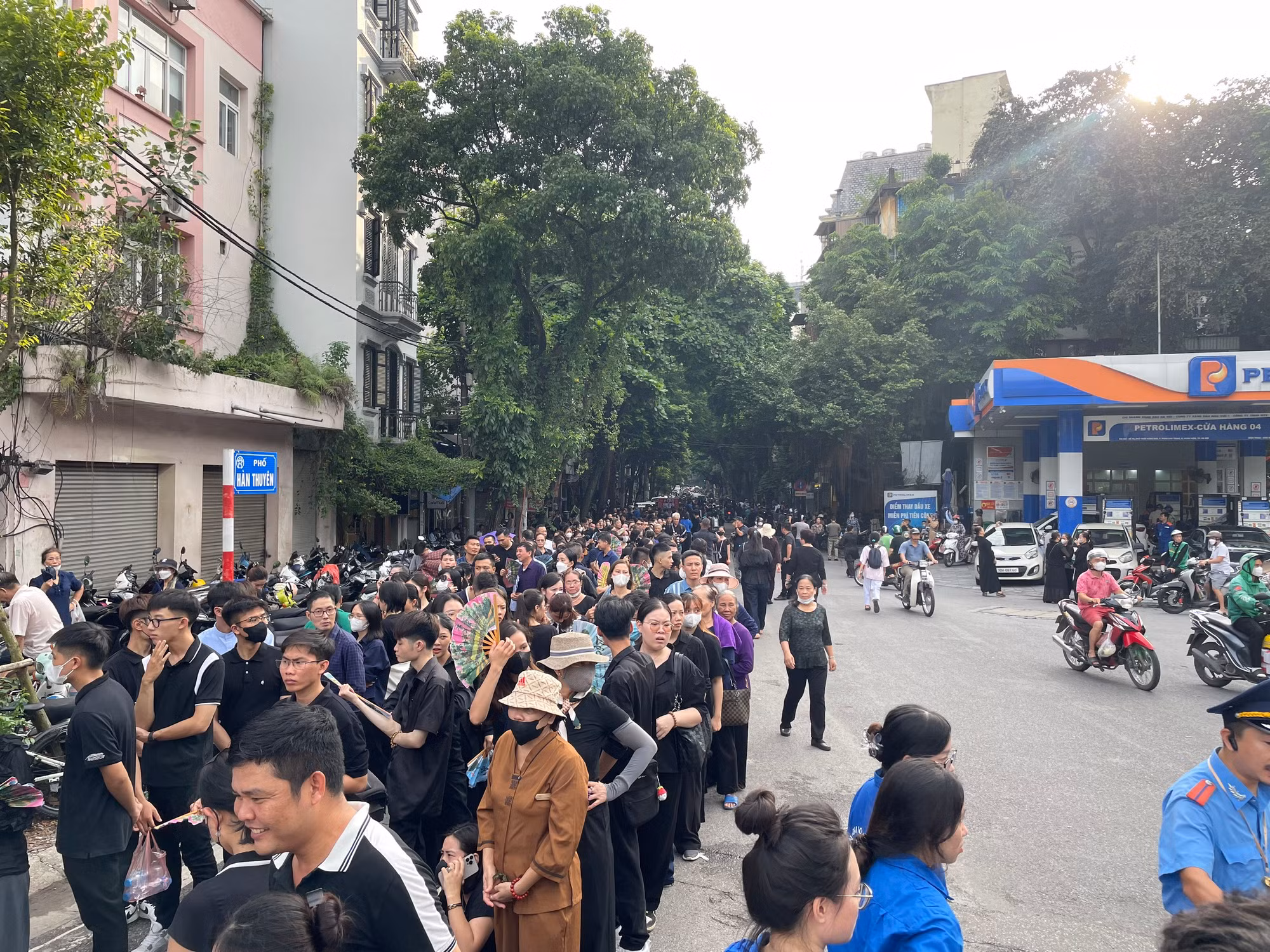 Hàng người trên phố Hàn Thuyên.