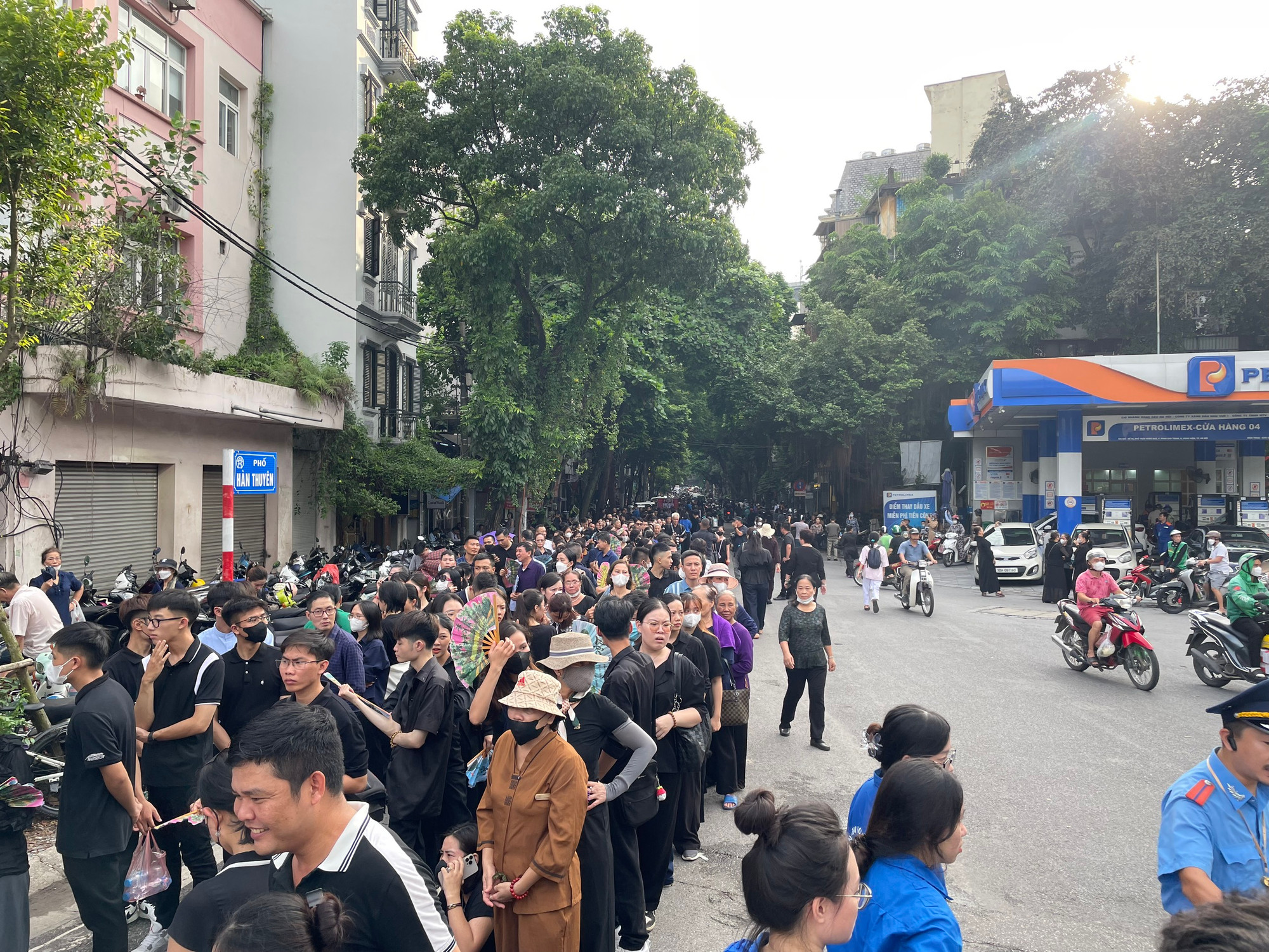 Hàng người trên phố Hàn Thuyên. Hàng người trên phố Hàn Thuyên.