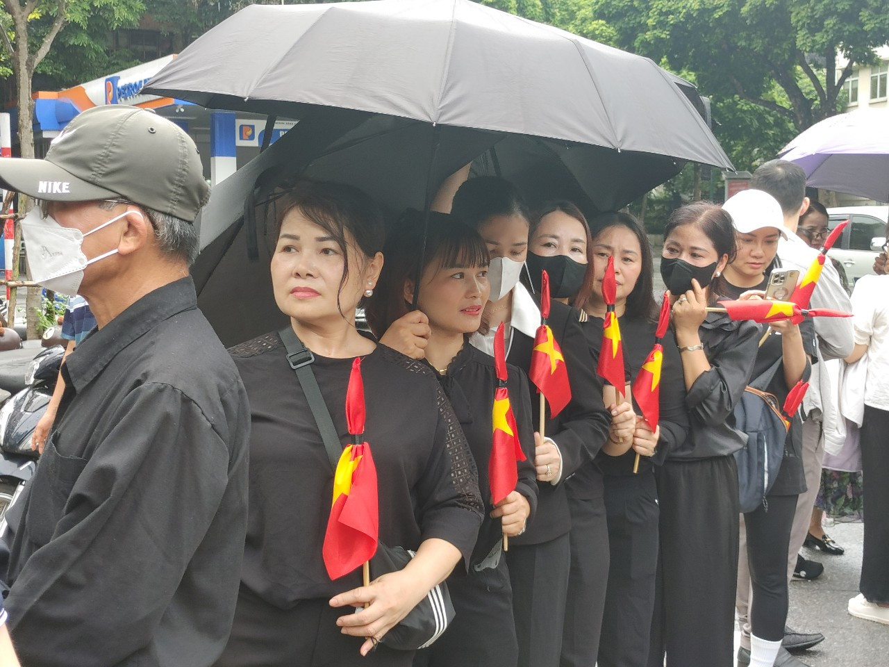 [Ảnh] Đông đảo người dân xếp hàng chờ vào viếng Tổng Bí thư Nguyễn Phú Trọng ảnh 2