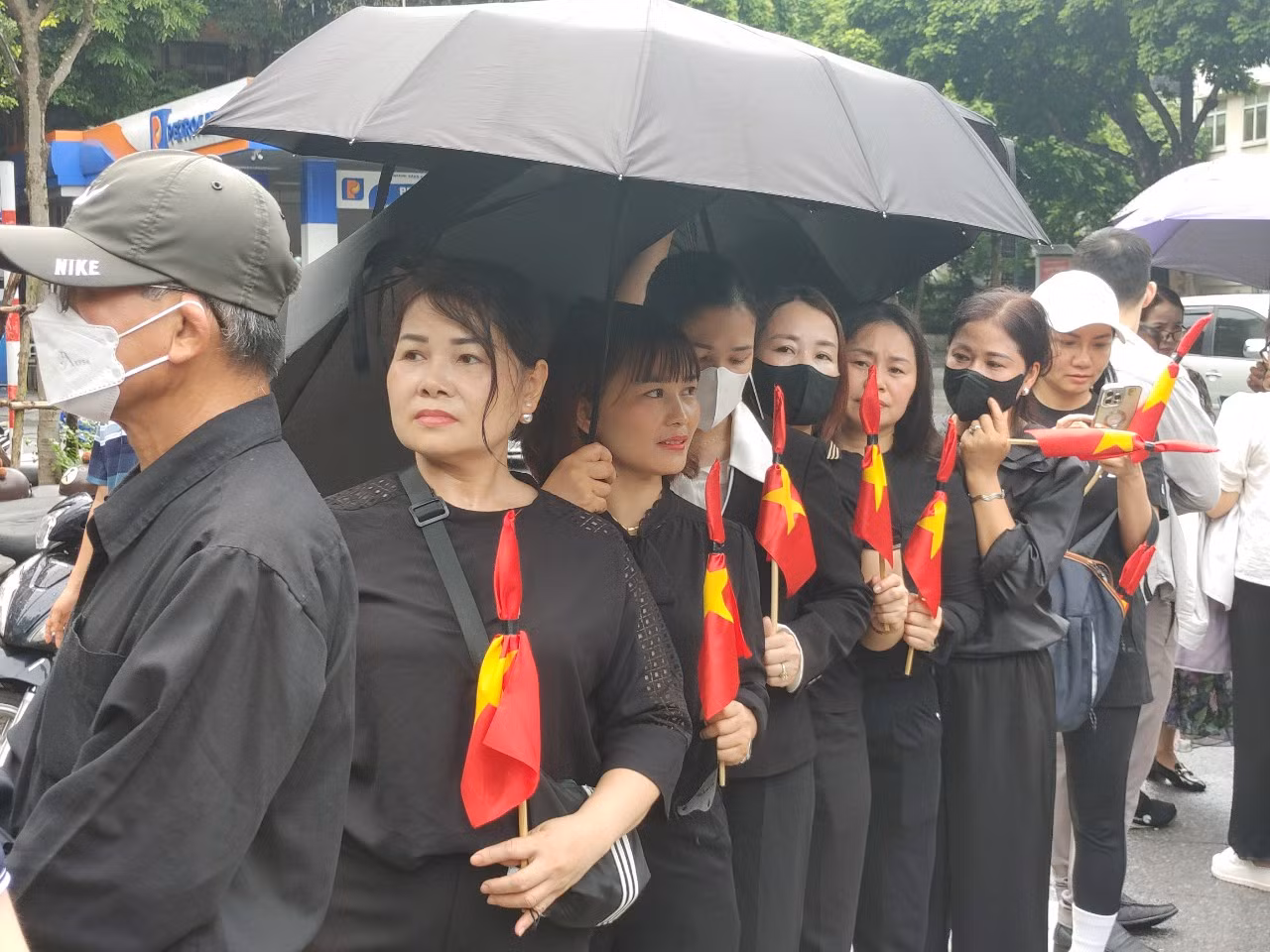 [Ảnh] Đông đảo người dân xếp hàng chờ vào viếng Tổng Bí thư Nguyễn Phú Trọng ảnh 2