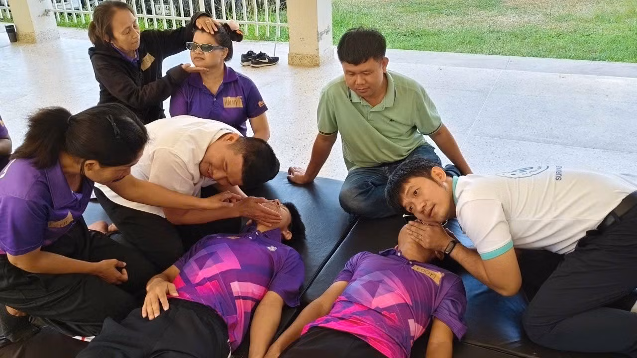 Các giảng viên của SSVN hướng dẫn các học viên khiếm thị Thái Lan thực hành những kỹ năng sơ cấp cứu thiết yếu để ứng phó trong tình huống khẩn cấp.