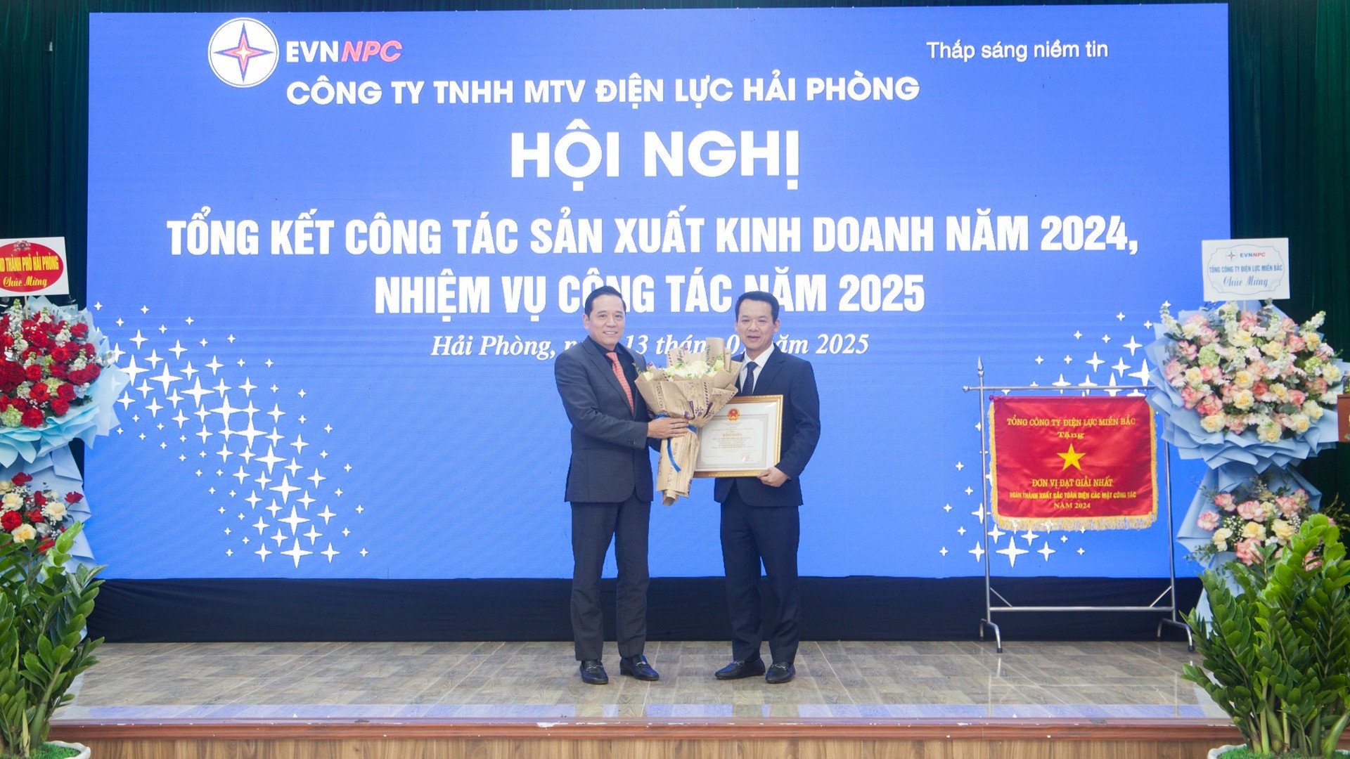 Lãnh đạo NPC miền bắc tặng cờ thi đua xuất sắc của Tổng công ty Điện lực miền bắc cho ông Nguyễn Hữu Hưởng, Chủ tịch kiêm Giám đốc Công ty Điện Hải Phòng.