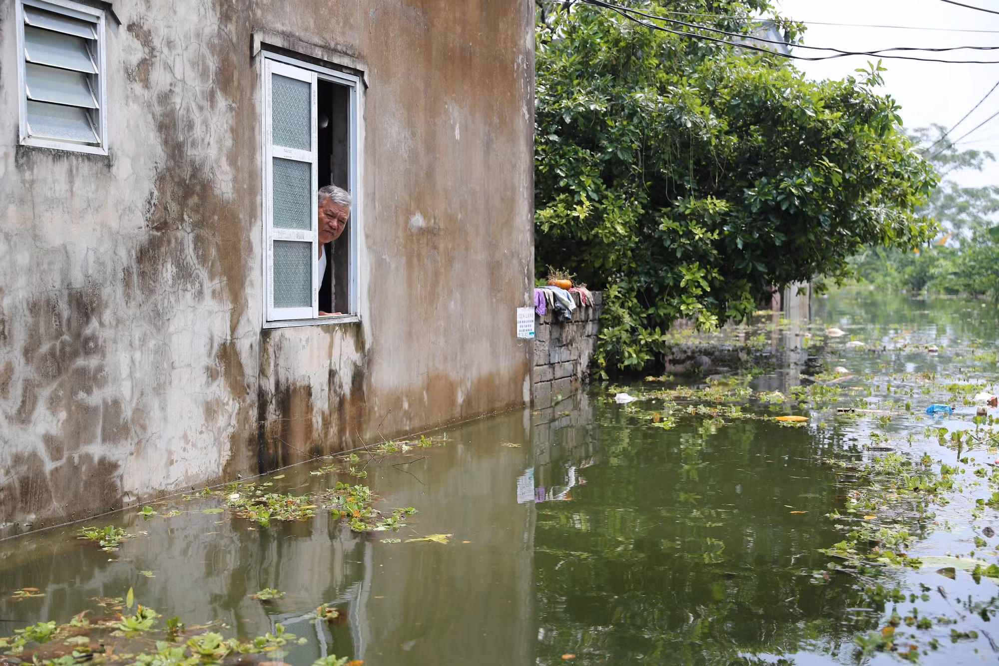 Nước ngập sâu khiến nhiều nhà dân phải di dời trước đó.