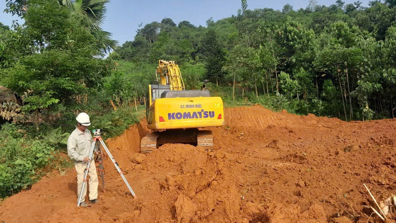 Ngày 15/9, đường vào Làng Nủ vẫn bị chia cắt, các phương tiện máy móc, xe chuyên dụng đang giải phóng sạt lở. (Ảnh: TÂM THỜI)