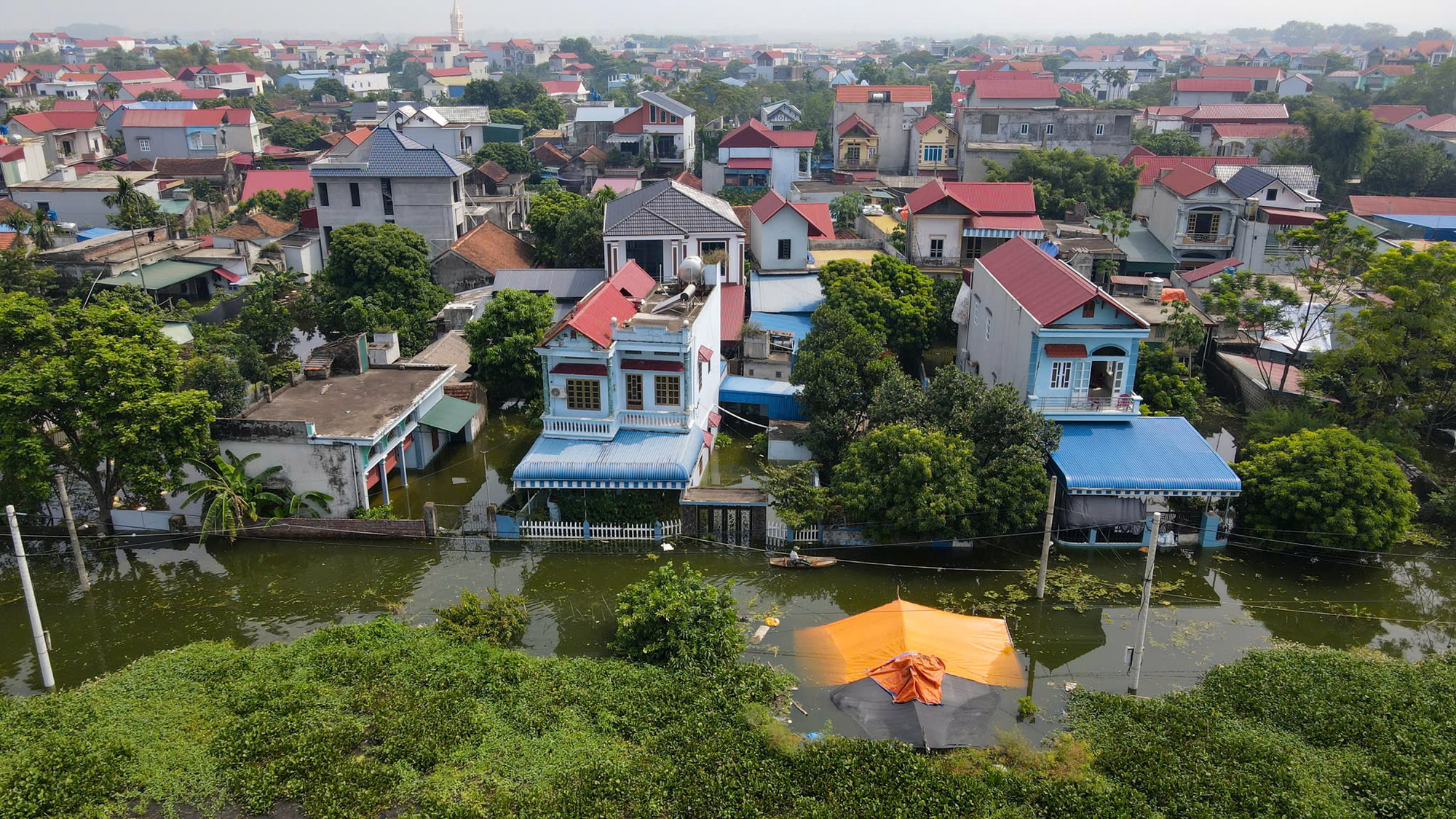 Nước dâng cao khiến nhiều khu vực bị cô lập. Nước dâng cao khiến nhiều khu vực bị cô lập.