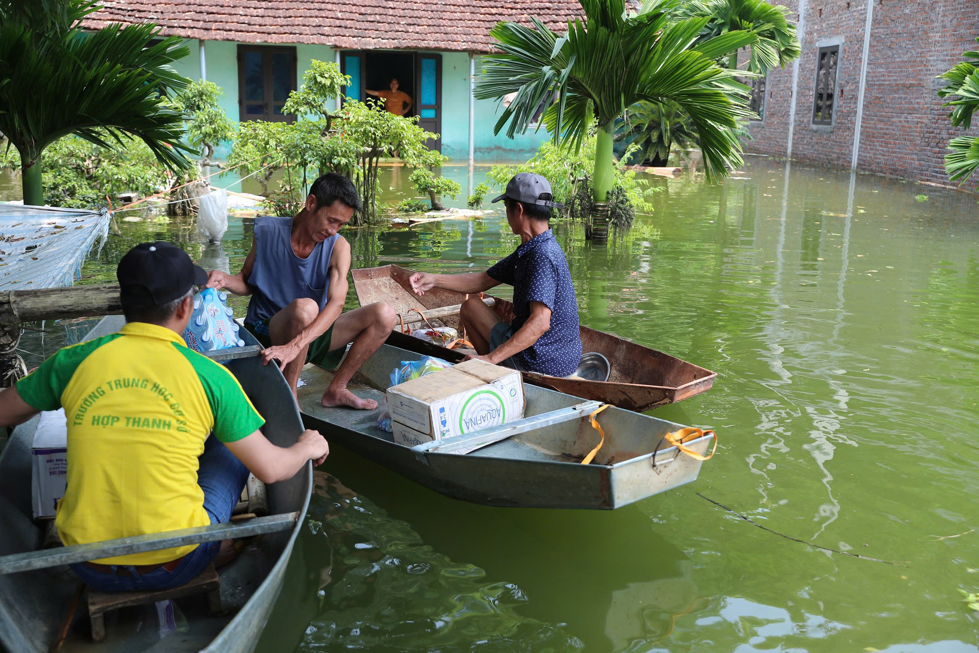 Nước vẫn chưa rút khiến cuộc sống của người dân bị đảo lộn. Nước vẫn chưa rút khiến cuộc sống của người dân bị đảo lộn.