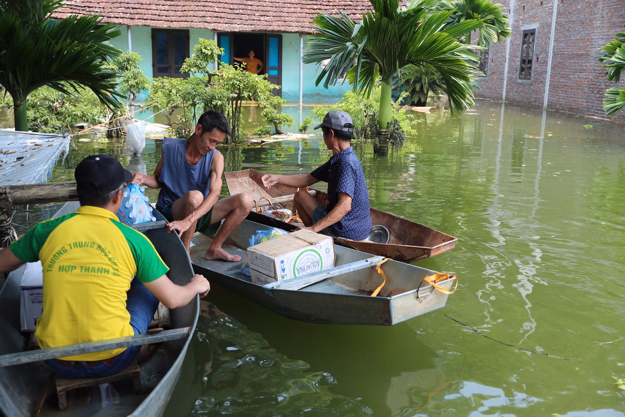 Nước vẫn chưa rút khiến cuộc sống của người dân bị đảo lộn.