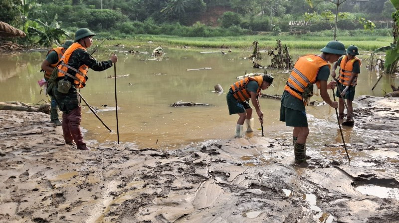 Lực lượng quân đội, công an, tình nguyện viên tiếp tục tìm kiếm tại hiện trường Làng Nủ ngày 15/9. (Ảnh: TÂM THỜI)