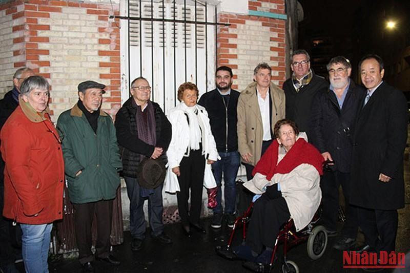 Bà Raymonde Dien cùng những người bạn Pháp của Việt Nam.