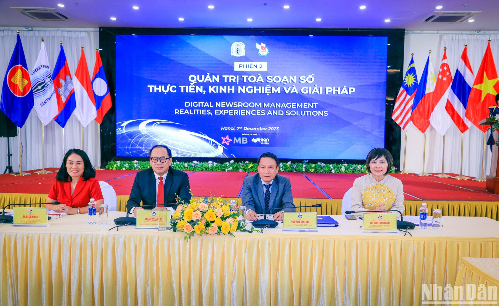Ban điều hành phiên thảo luận thứ 2 với chủ đề “Thực tiễn, kinh nghiệm và giải pháp quản trị tòa soạn báo chí số ở khu vực ASEAN", chiều 7/12. (Ảnh: THÀNH ĐẠT)