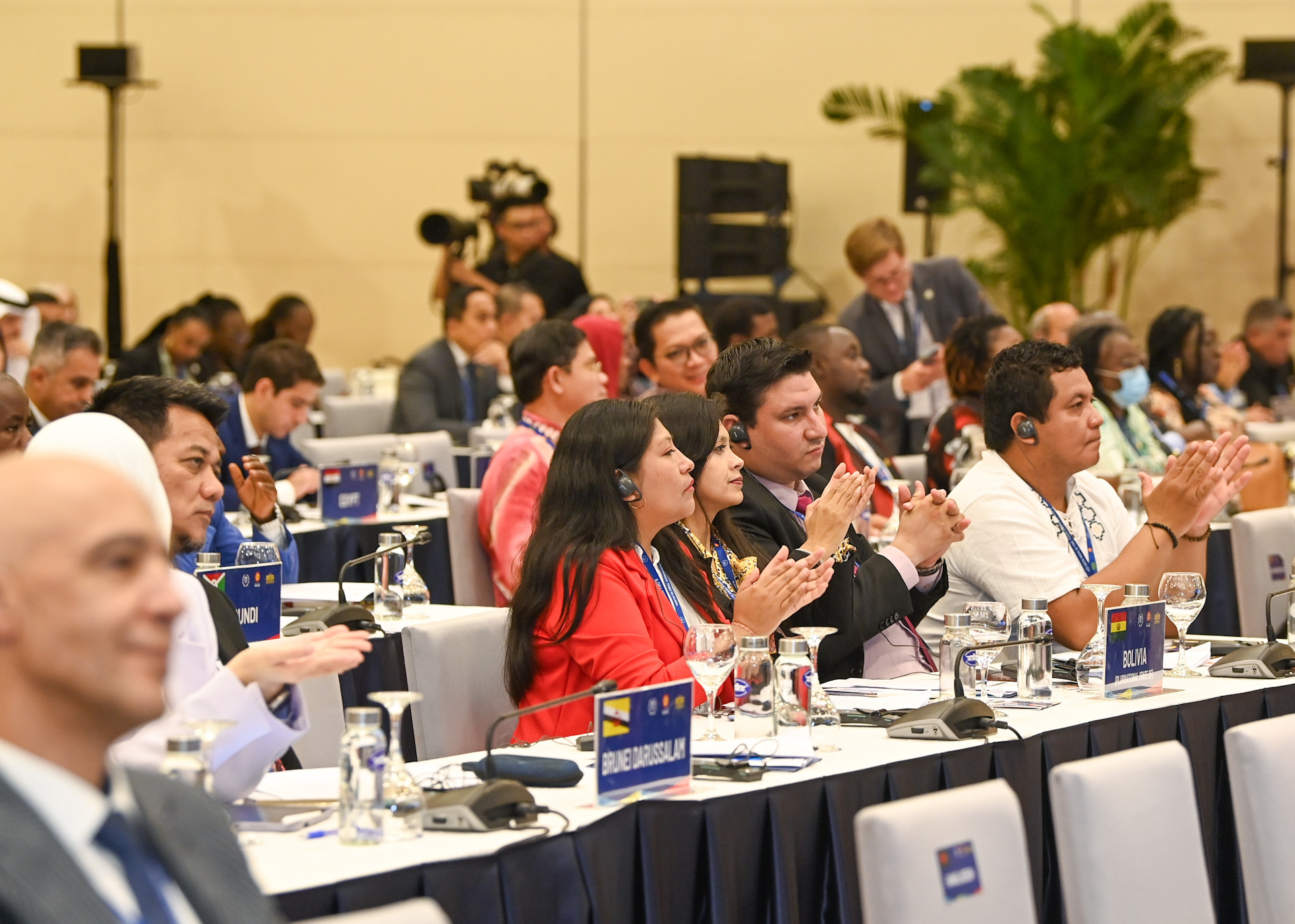 Các đại biểu dự phiên bế mạc.