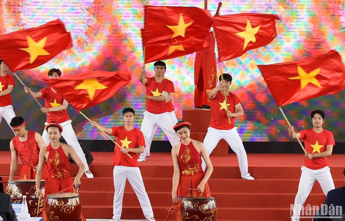 Chương trình nghệ thuật tại buổi lễ xuất khẩu lô xe ô-tô điện đầu tiên của VinFast.