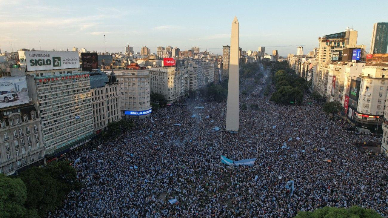 Người hâm mộ Argentina tập trung quanh tháp Obelisco biểu tượng để ăn mừng Argentina giành chức vô World Cup lần thứ ba trong lịch sử. (Ảnh: Buenos Aires Times)