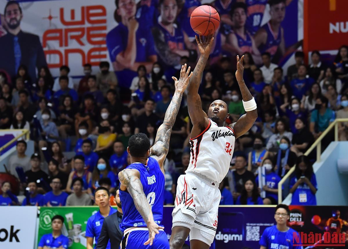 Các cầu thủ Hanoi Buffaloes (áo xanh) không thể tận dụng lợi thế sân nhà cùng phong độ tốt hơn để giữ lại thắng lợi trong trận đấu cuối cùng trên nhà Hoàng Mai tại vòng bảng năm nay.