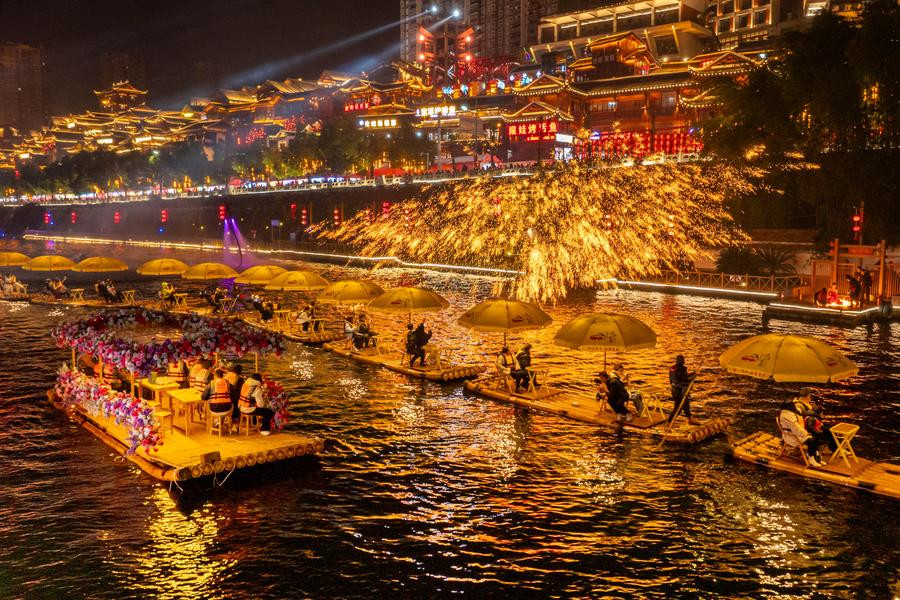 Màn trình diễn pháo hoa bằng kim loại nóng chảy ở tỉnh Hồ Bắc, Trung Quốc. (Ảnh: Xinhua) Màn trình diễn pháo hoa bằng kim loại nóng chảy ở tỉnh Hồ Bắc, Trung Quốc. (Ảnh: Xinhua)