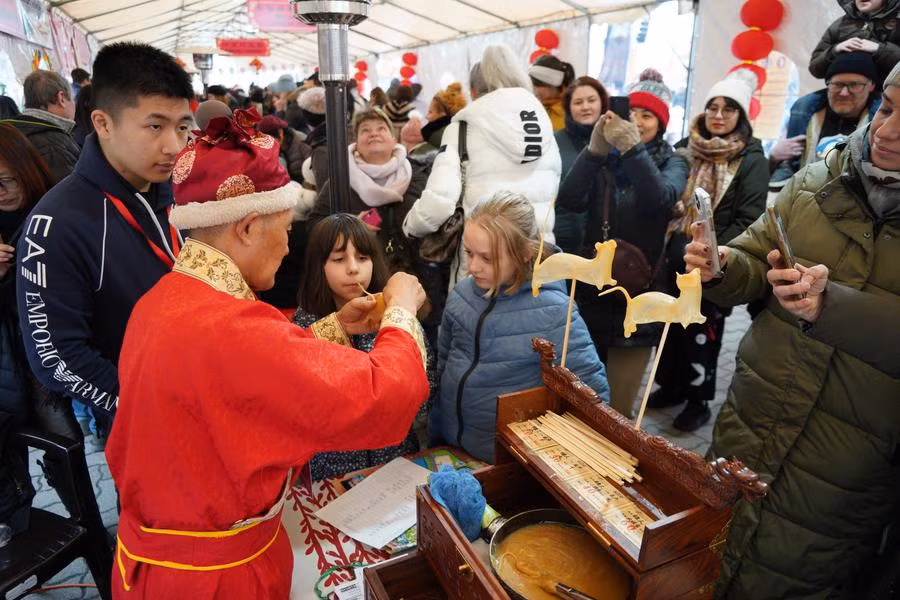 Không khí đón Tết Nguyên đán tại một hội chợ ở Budapest, Hungary. (Ảnh: Xinhua)